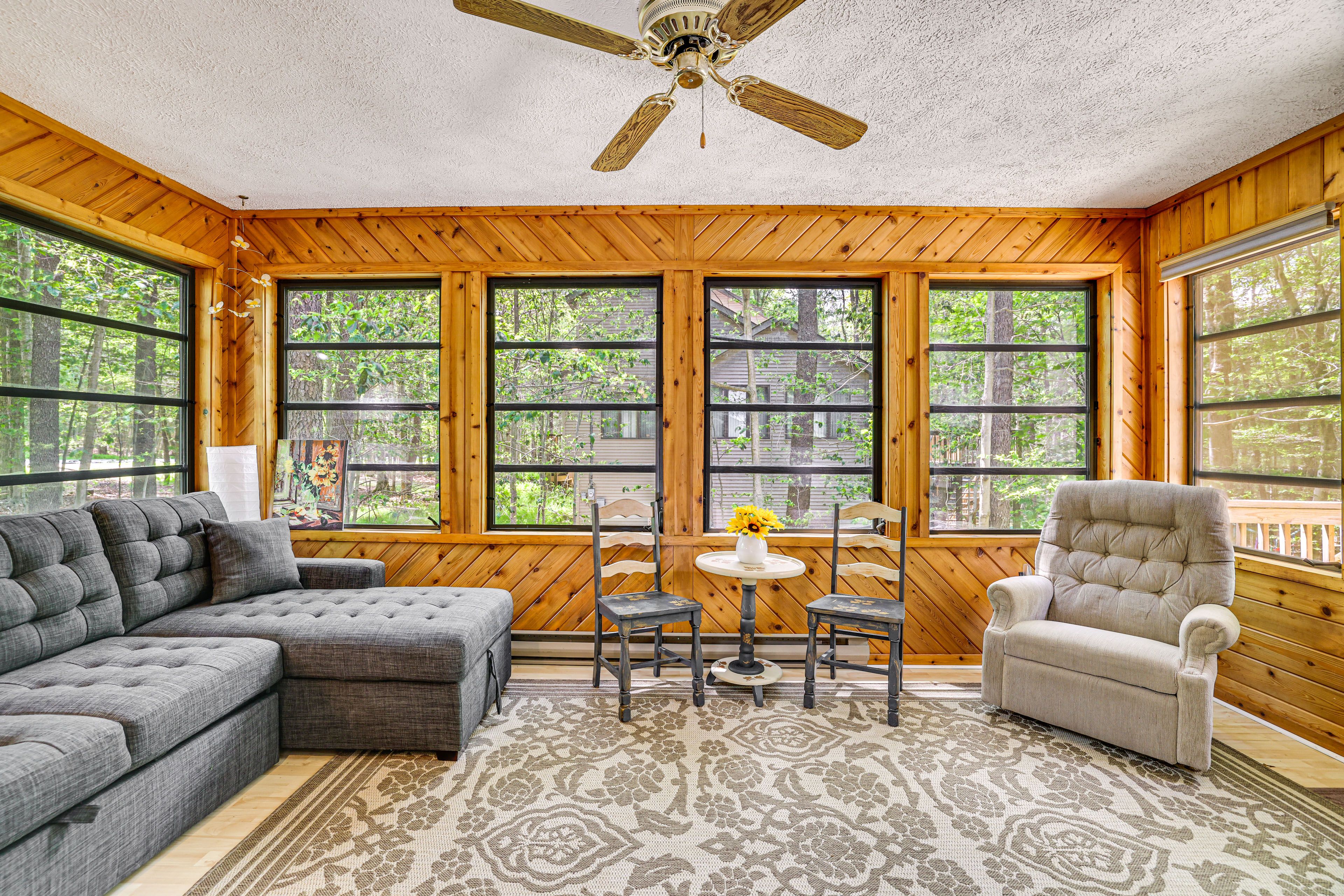 Sunroom | Full Sleeper Sofa | Smart TV | Ceiling Fans