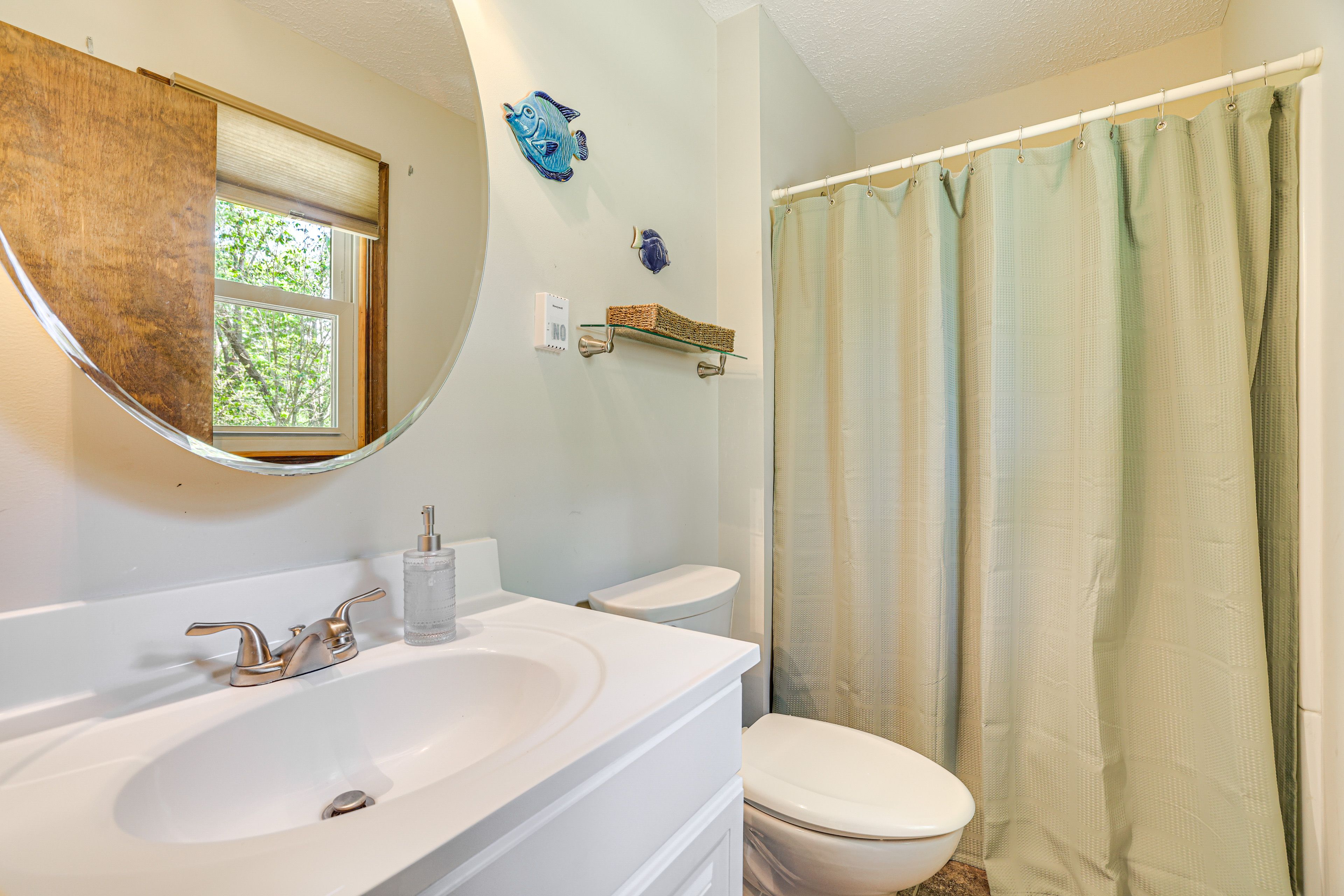 Full Bathroom | Towels Provided