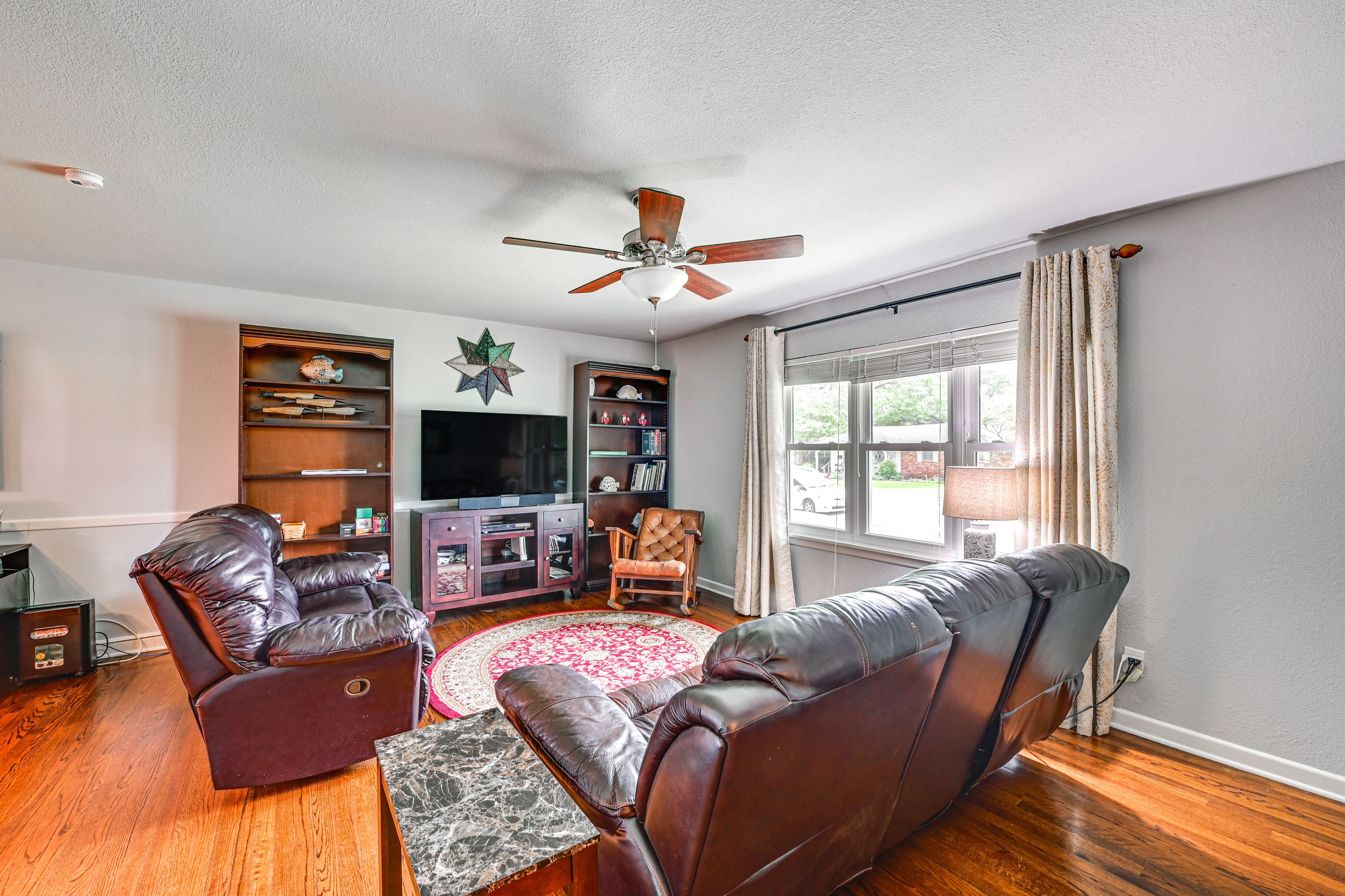 Living Room | Flat-Screen TV | Wii Console | Central Air Conditioning/Heat