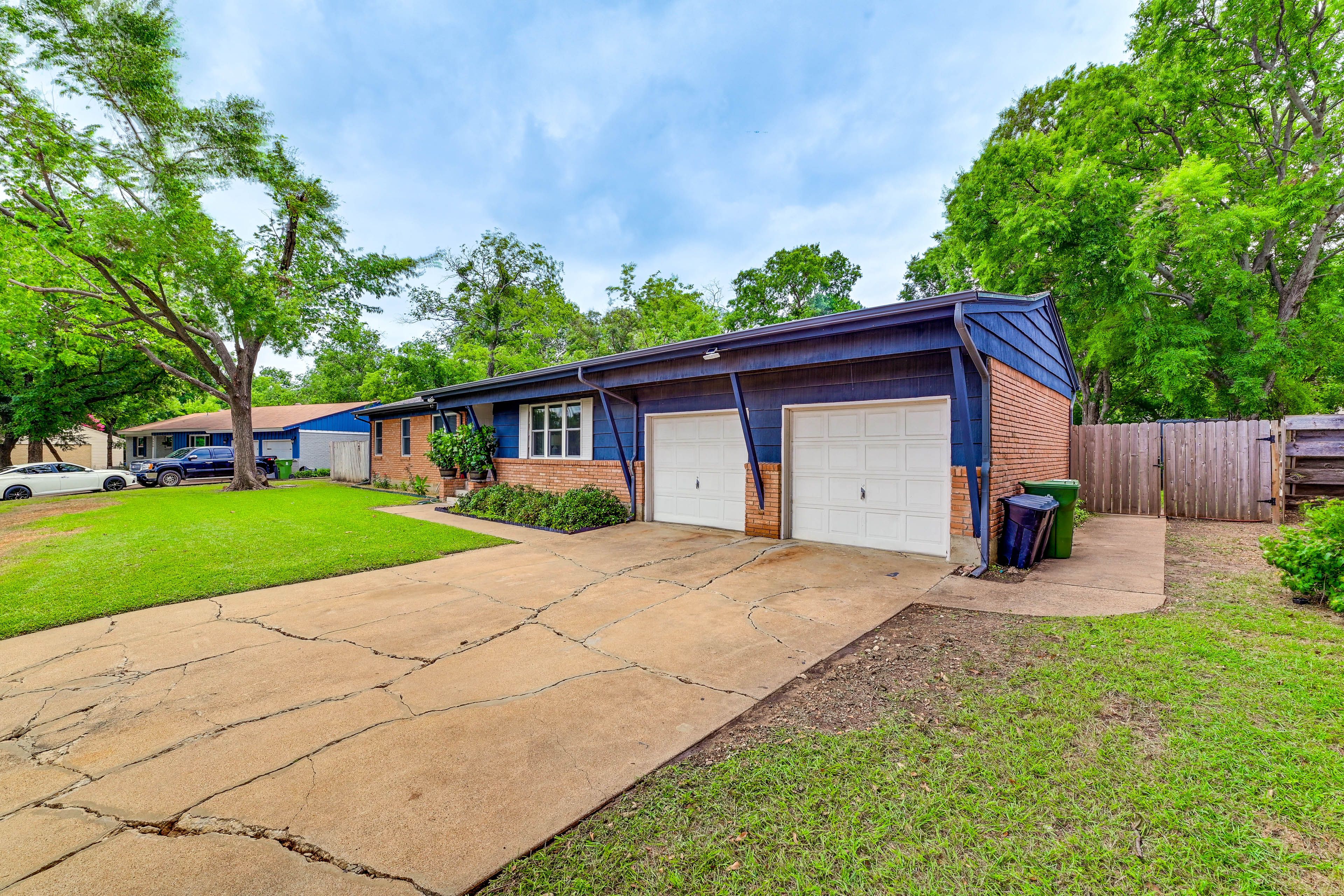 Parking | Driveway (4 Vehicles) | RV/Trailer Parking | Street Parking