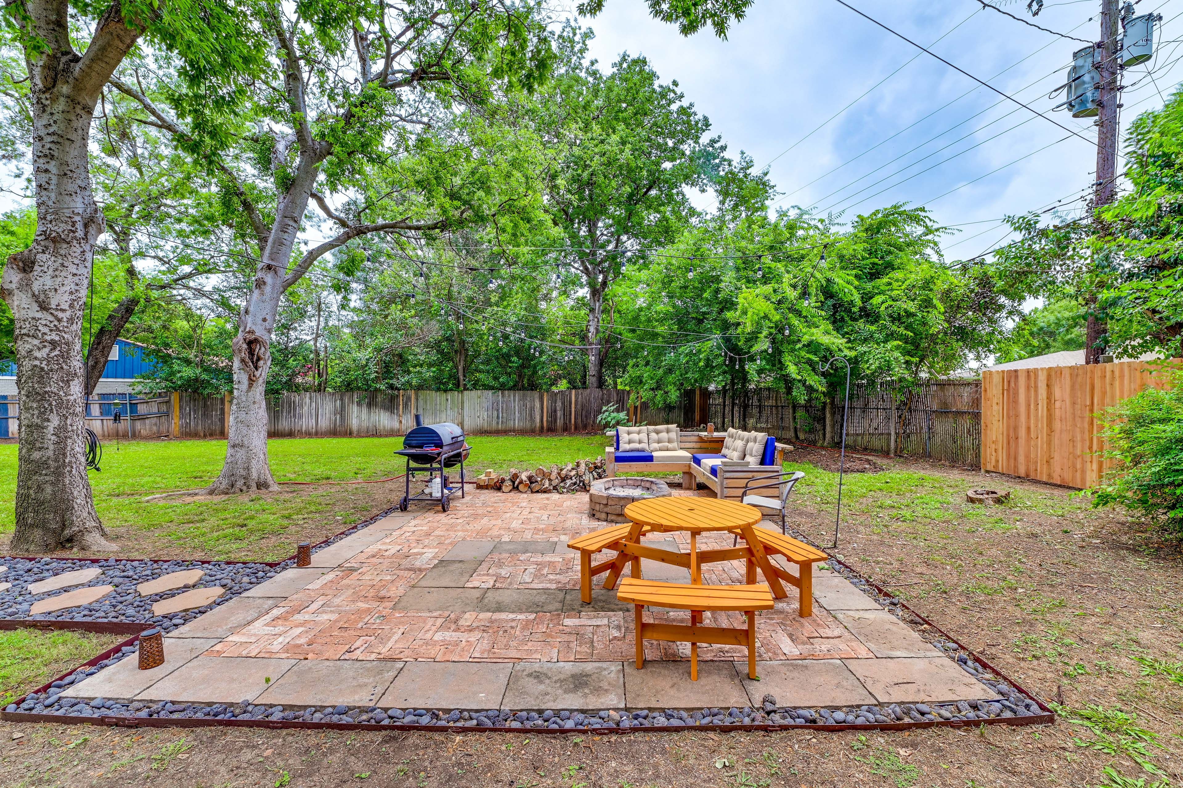 Fenced Backyard | Fire Pit | Charcoal Grill | Smoker | Picnic Table