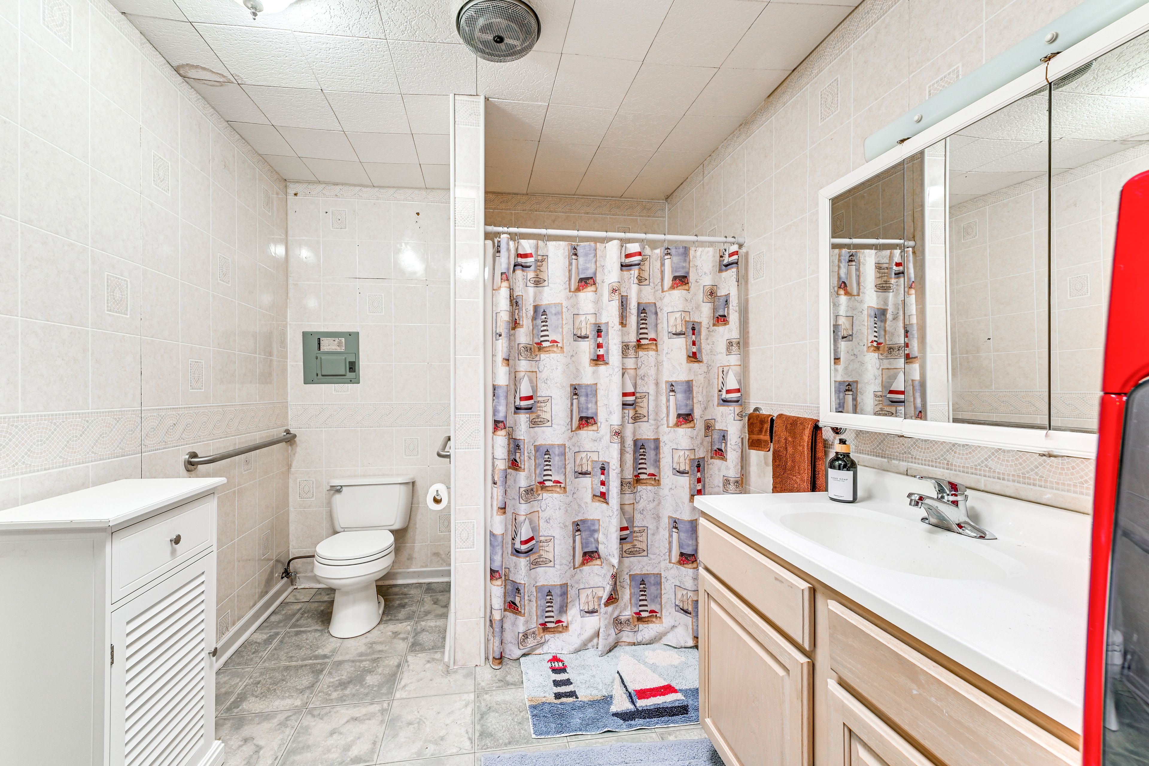 Full Bathroom | Grab Rails