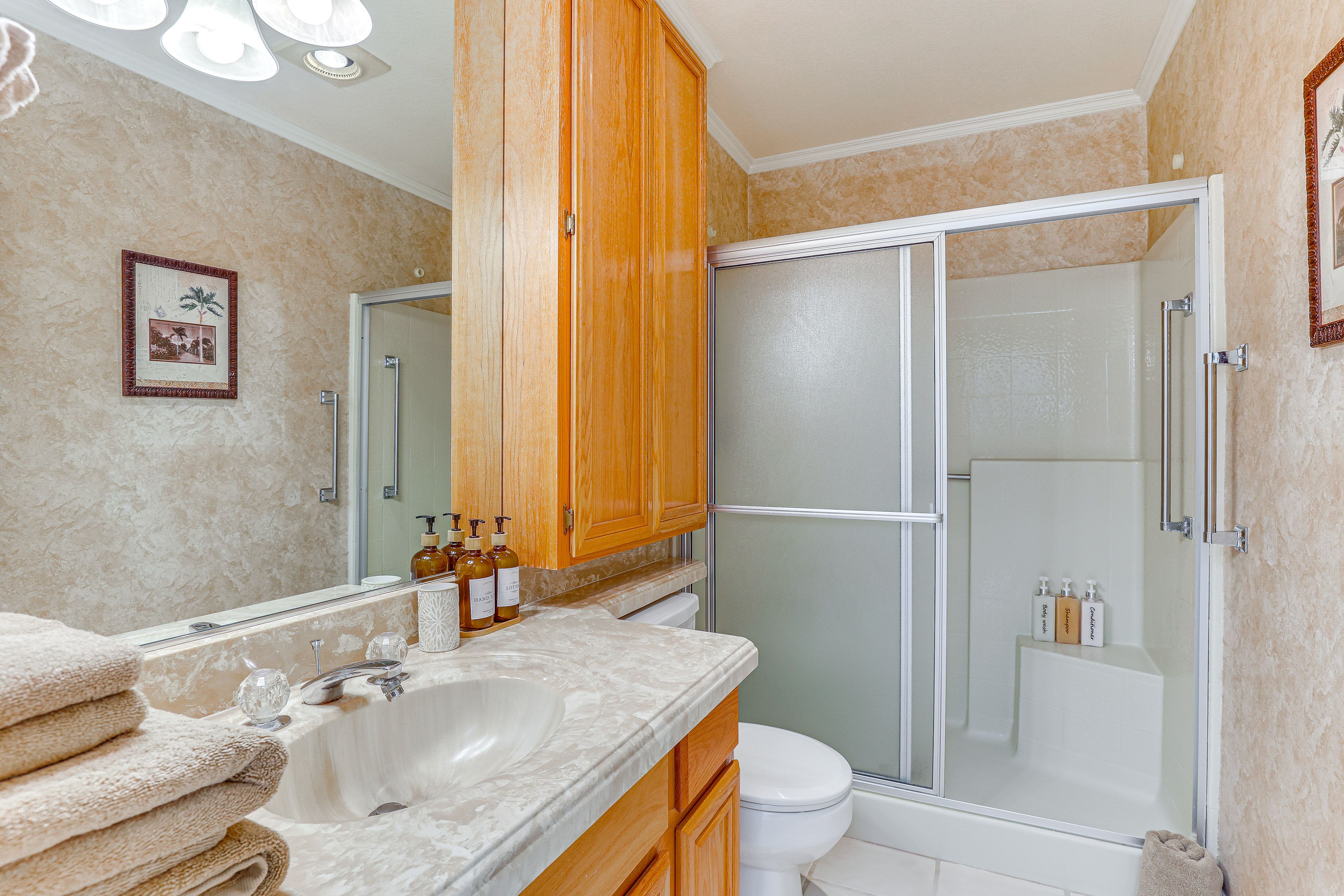 Full Bathroom | Complimentary Toiletries