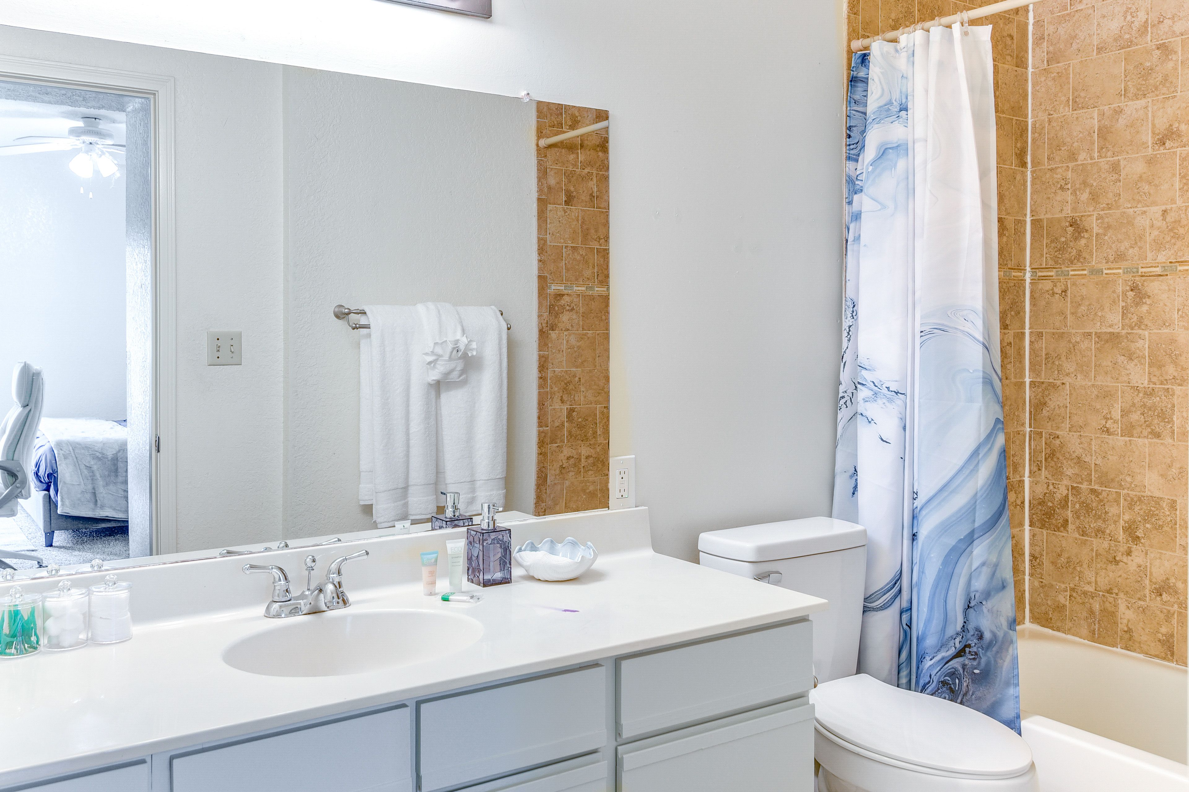 En-Suite Bathroom | Towels Provided | Shower/Tub Combo