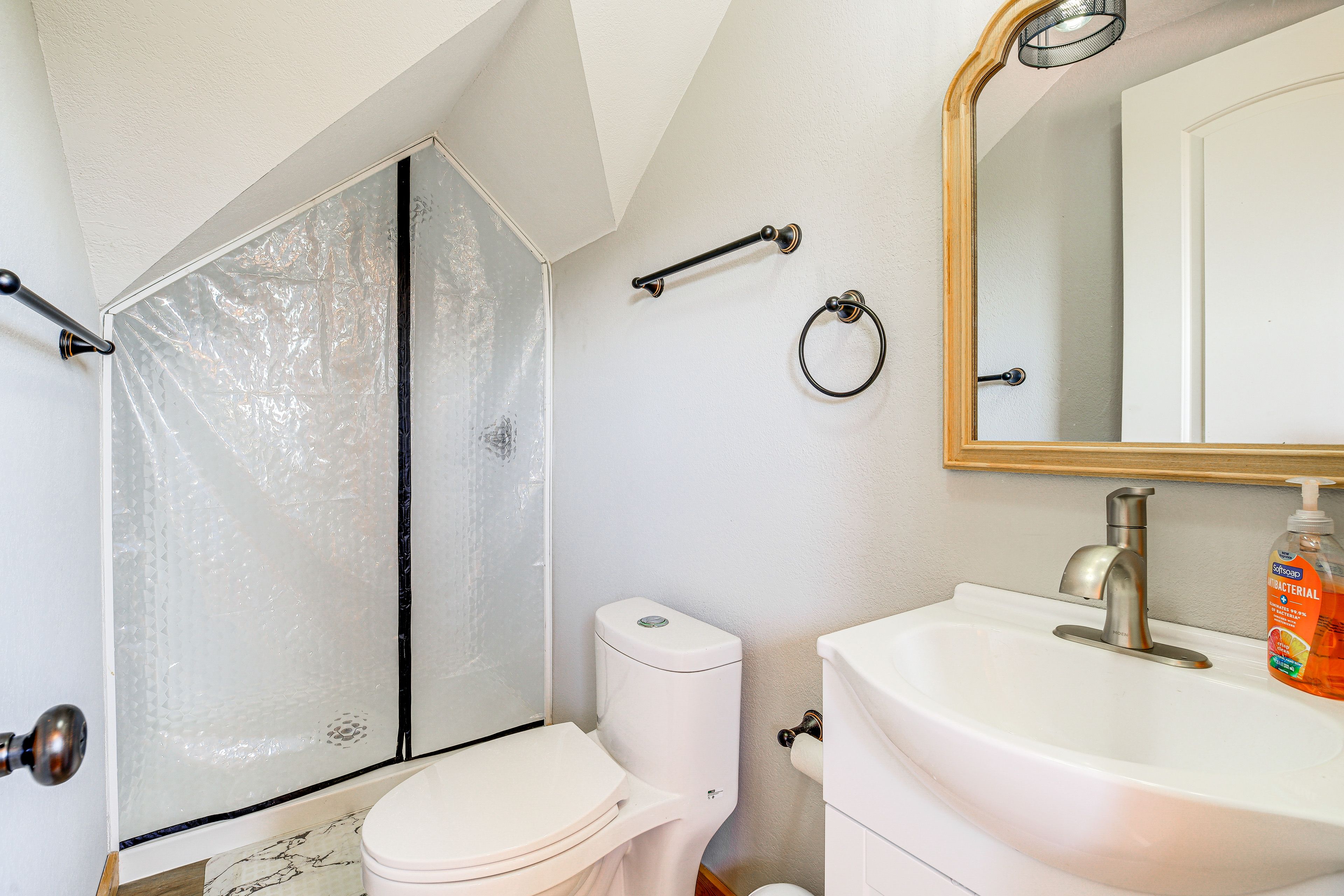 Full Bathroom | Towels Provided | 2nd Floor