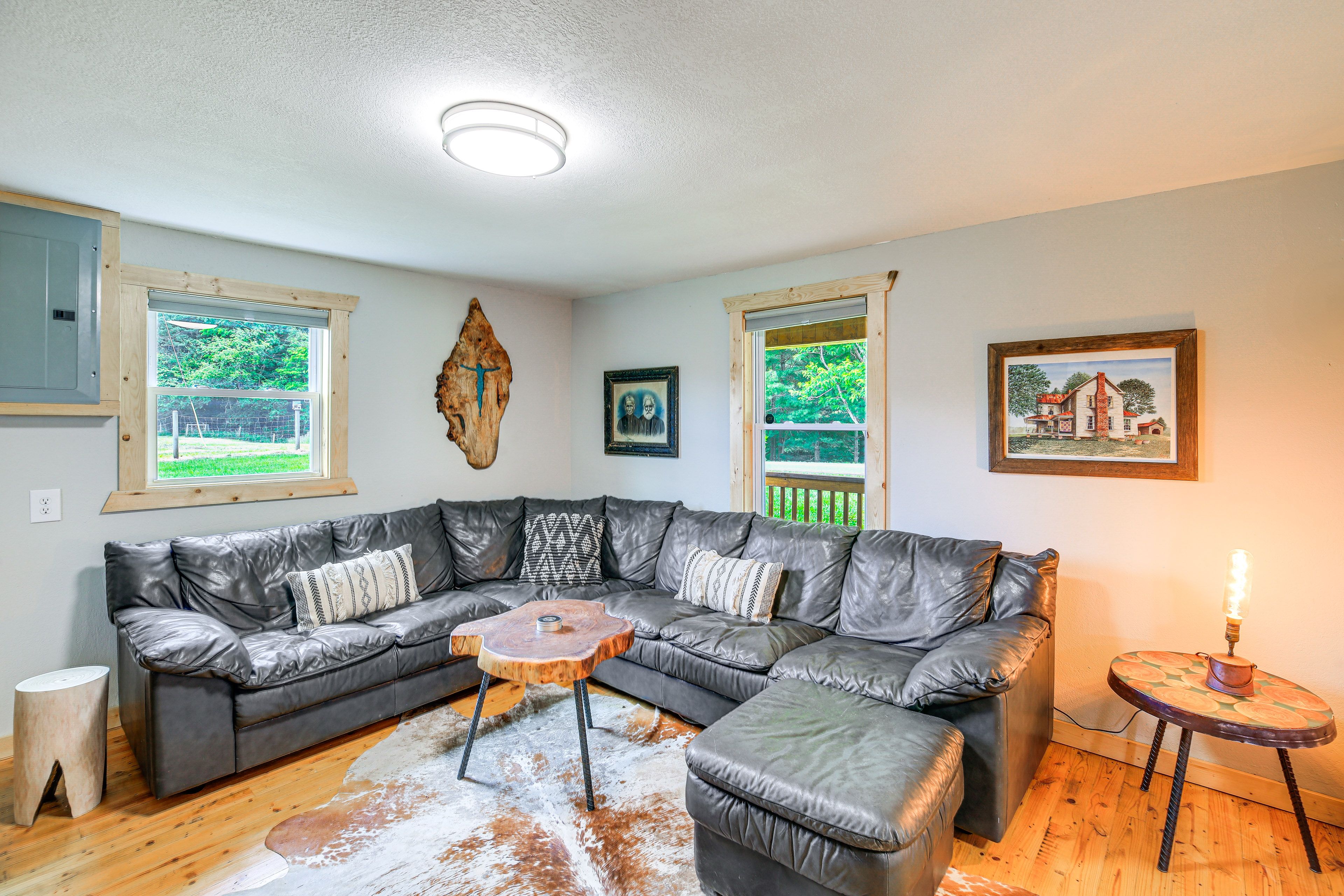 Living Room | Flat-Screen TV | Fireplace | Free WiFi | 1st Floor