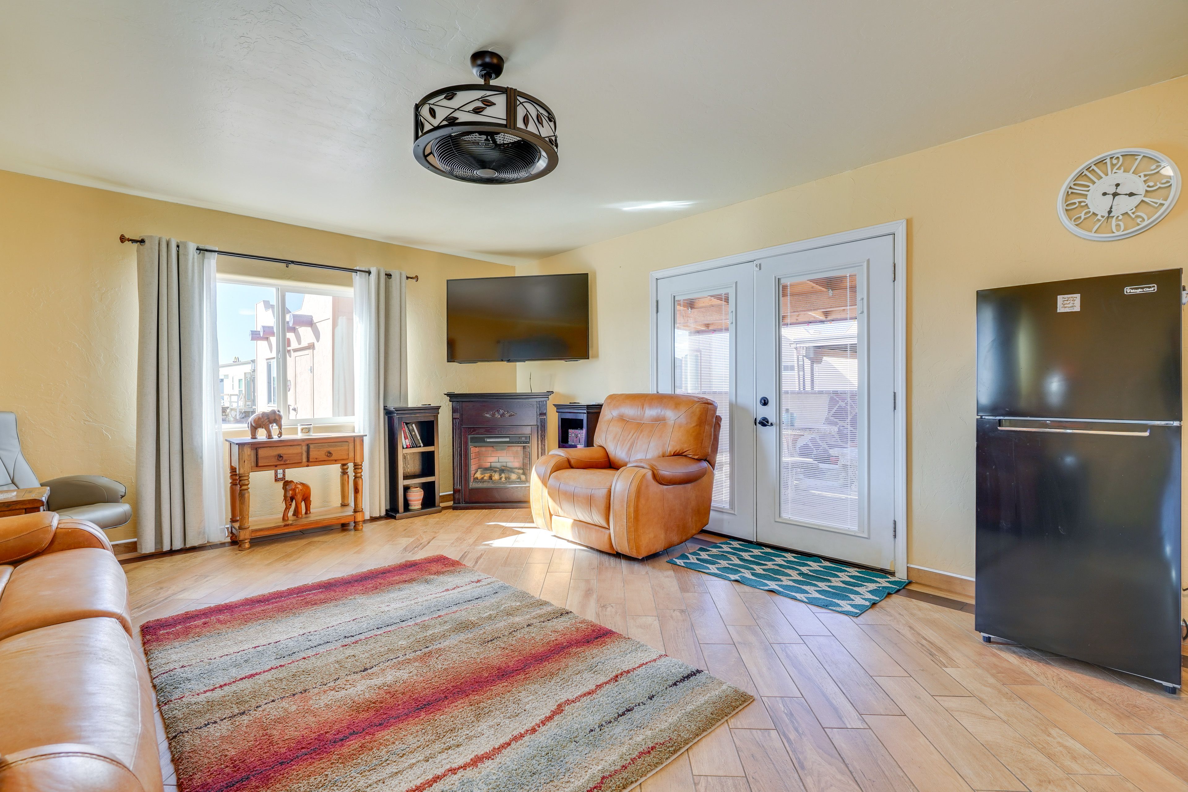 Living Room | Free WiFi | Mini-Split A/C & Heat | Smart TV