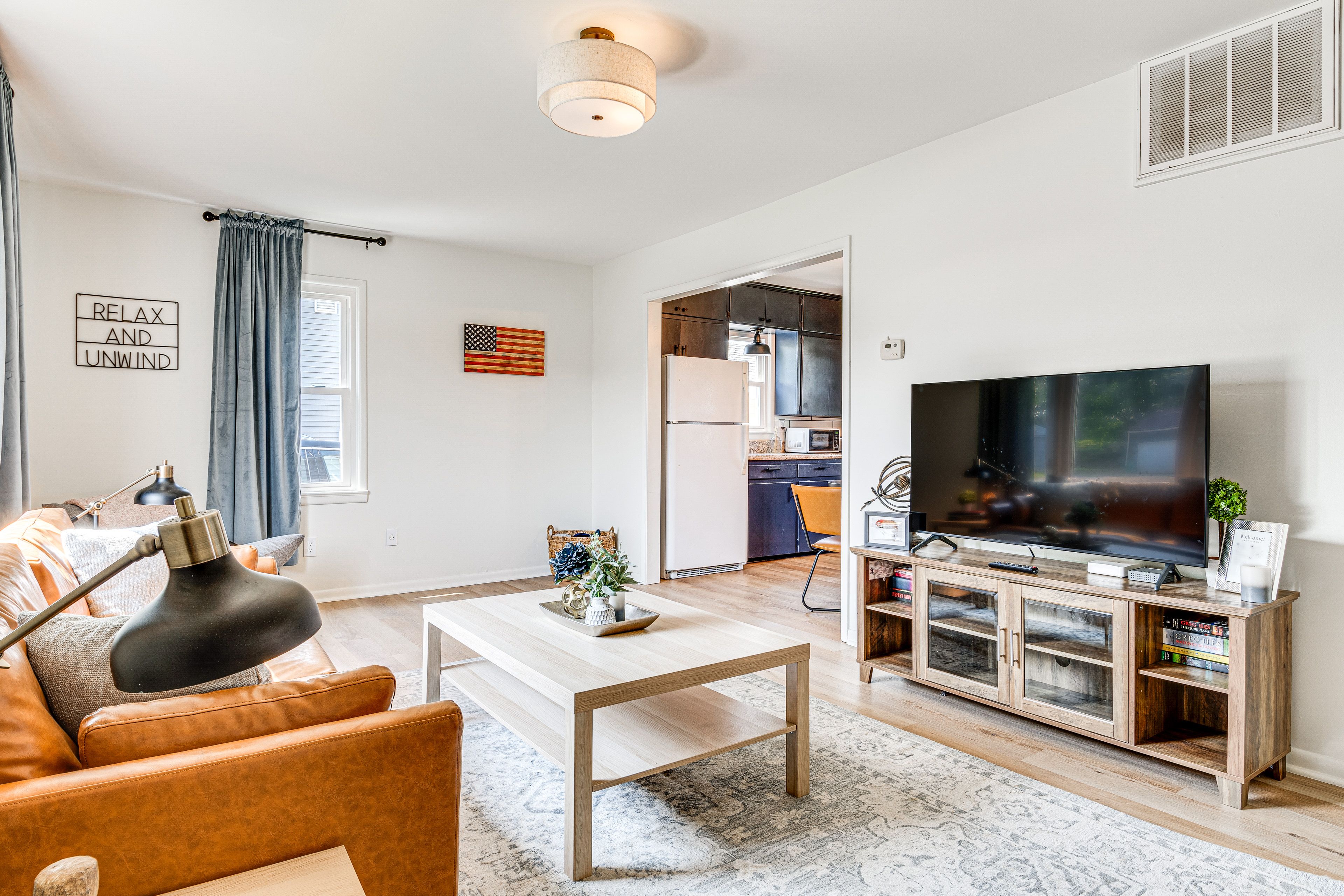 Living Room | Free WiFi | Central A/C & Heating