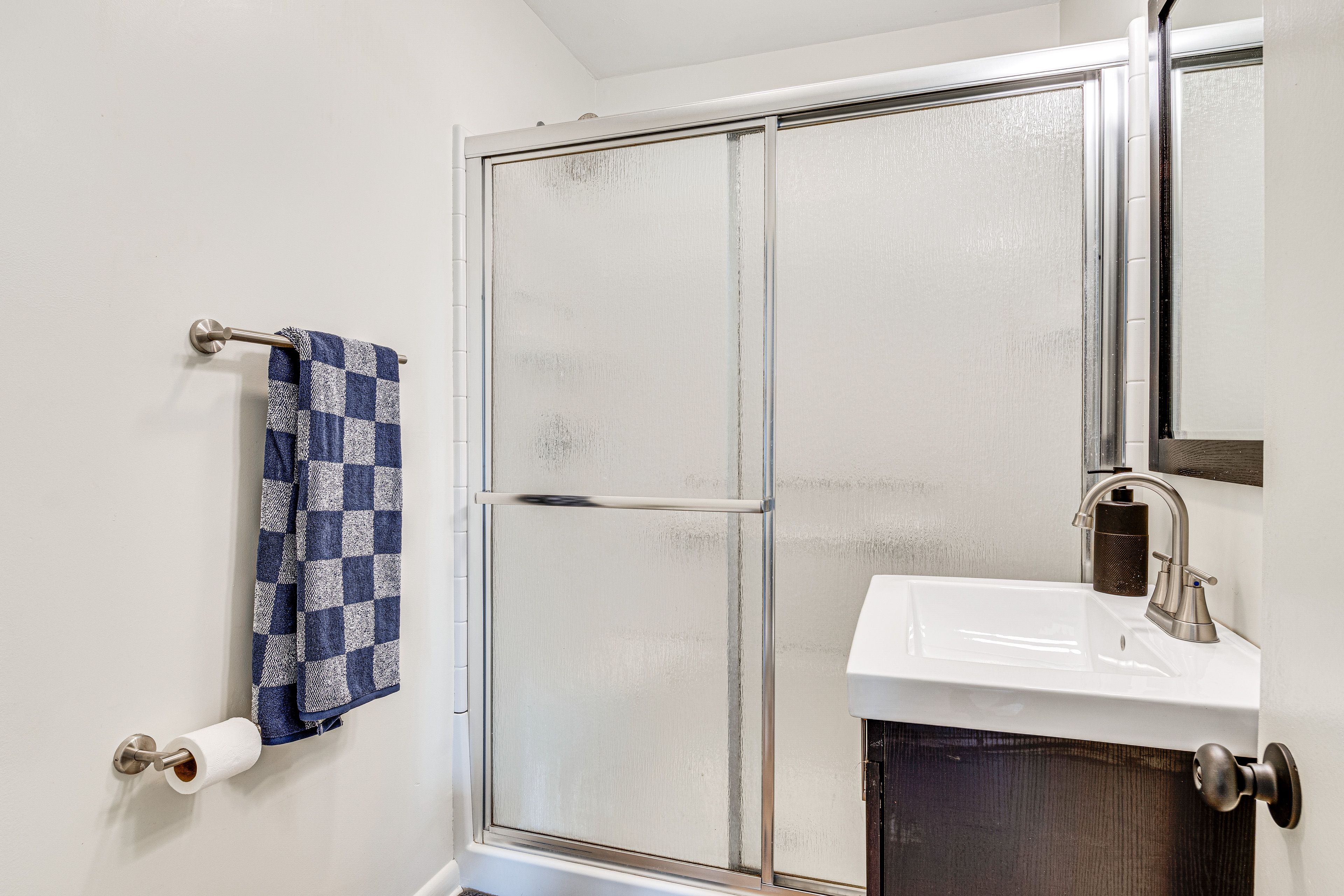Full Bathroom | Towels Provided | Complimentary Toiletries