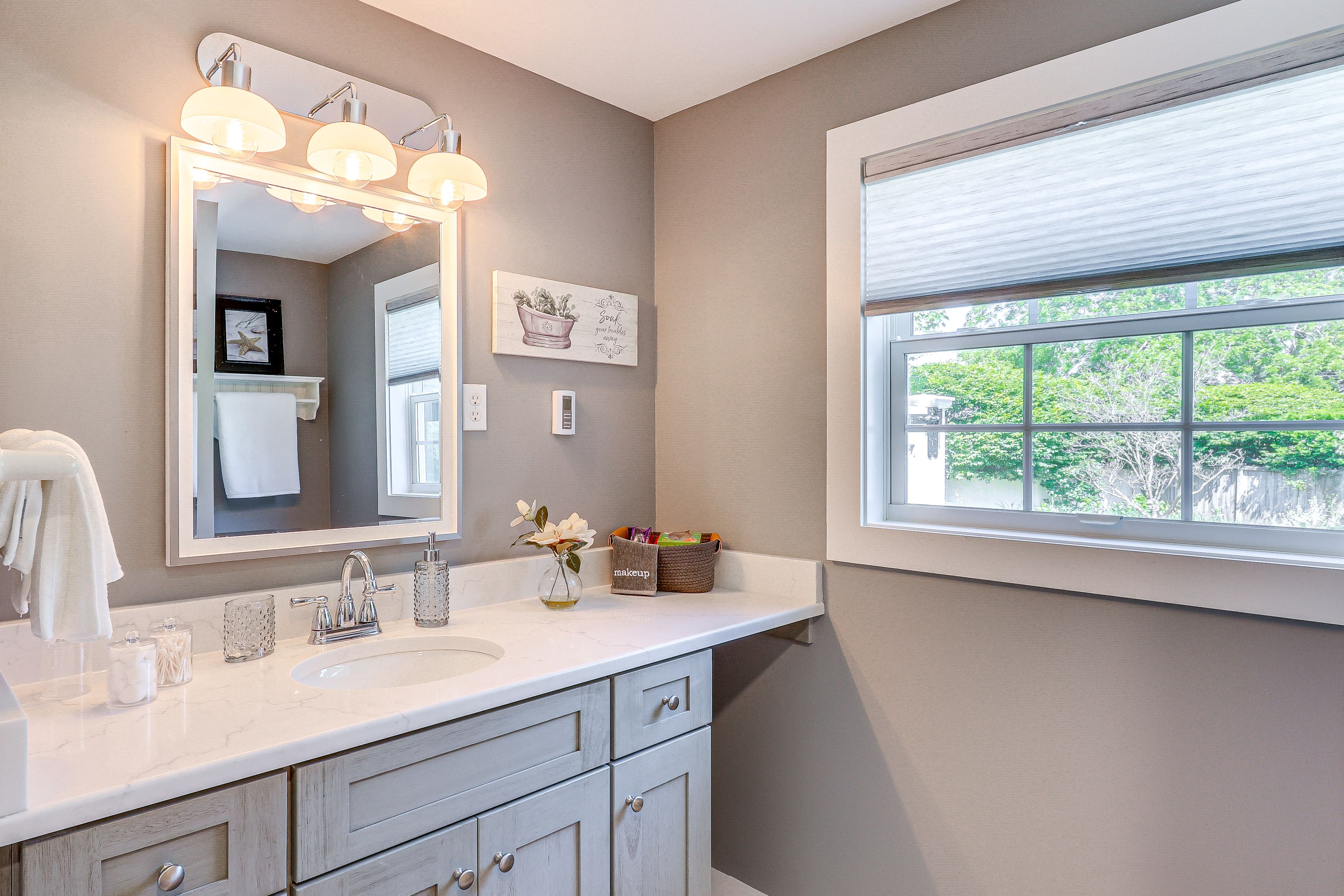 Full Bathroom | Towels Provided | Complimentary Toiletries