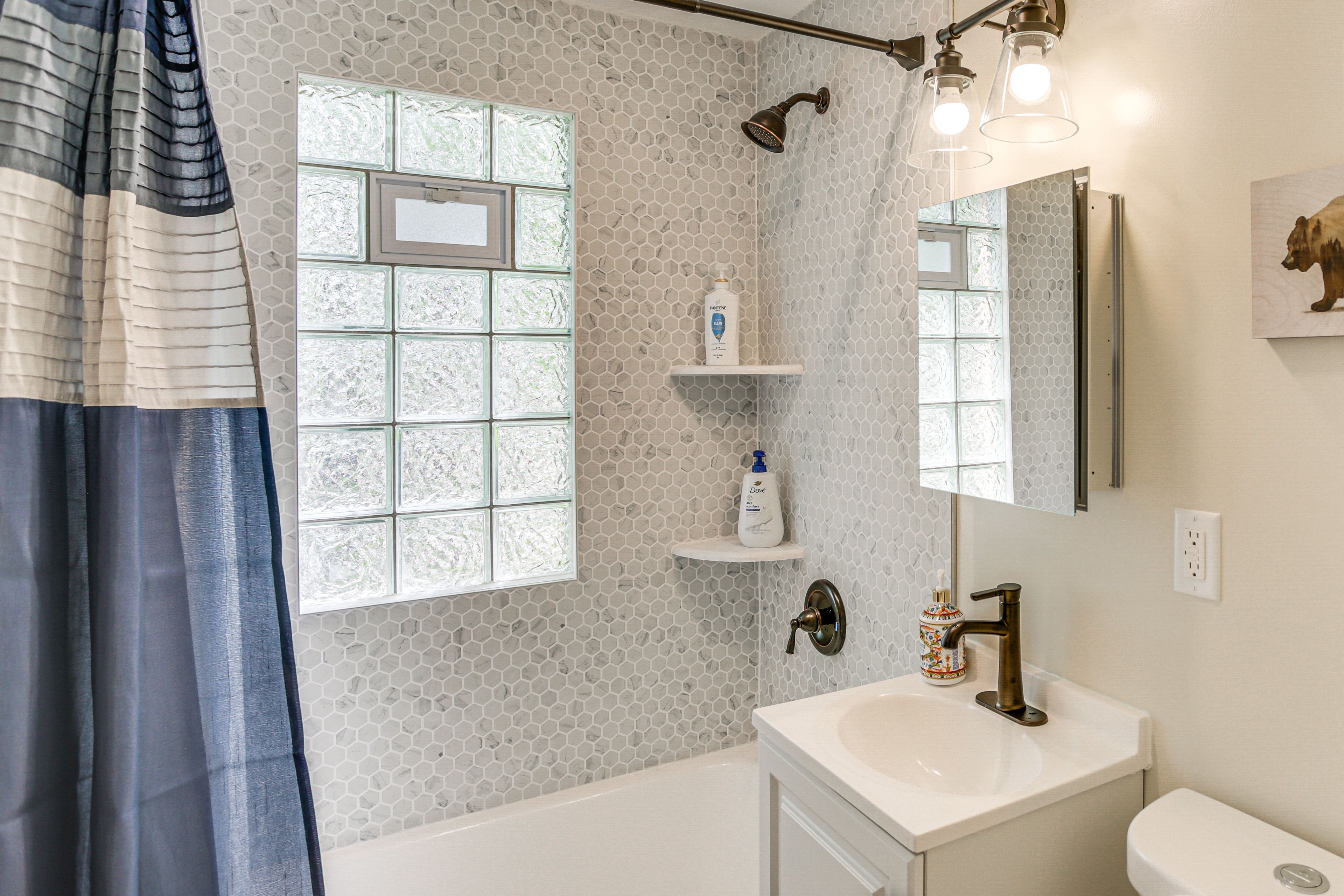 Full Bathroom | 1st Floor | Shower/Tub Combo | Complimentary Toiletries
