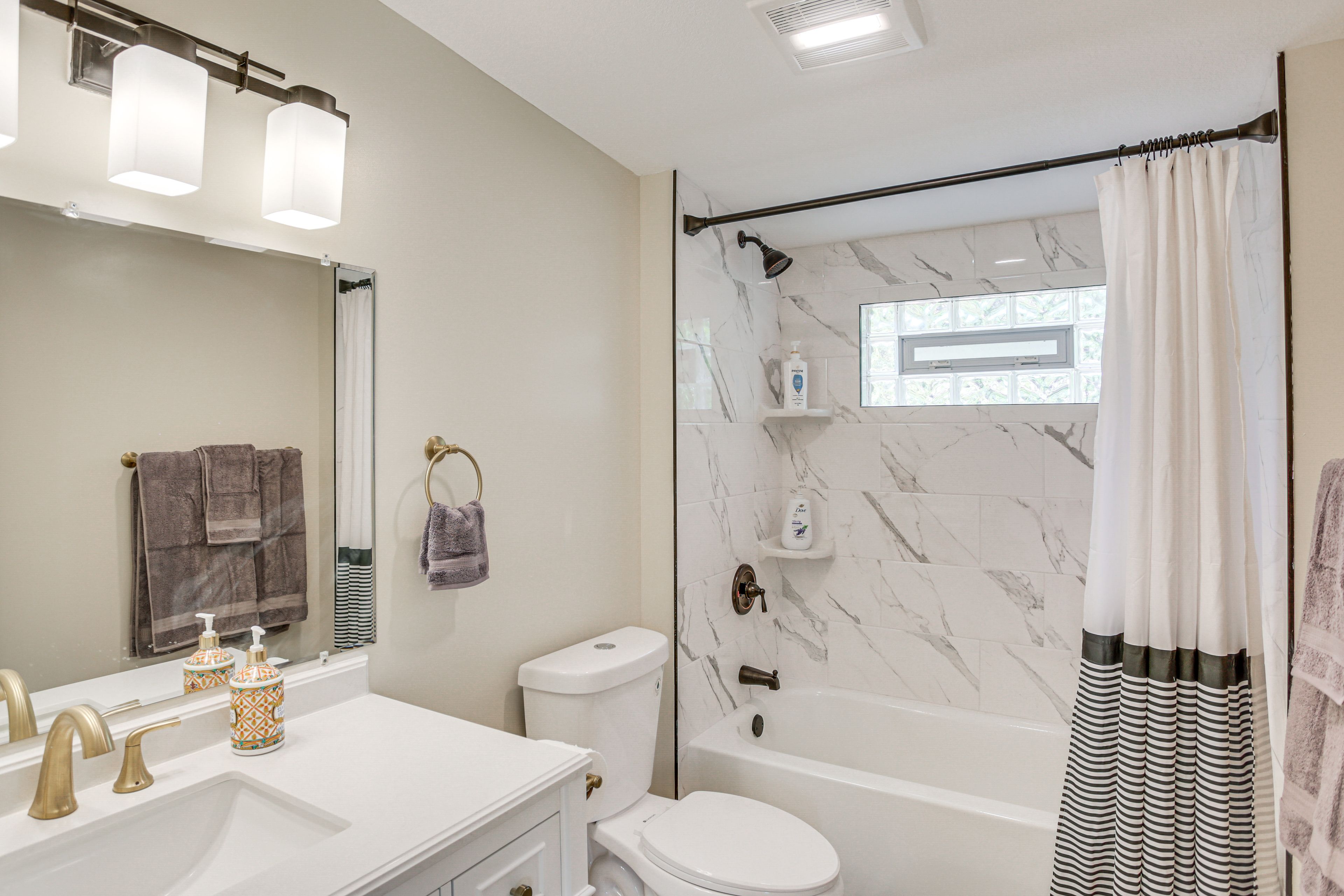 Full Bathroom | Loft | Shower/Tub Combo | Towels Provided