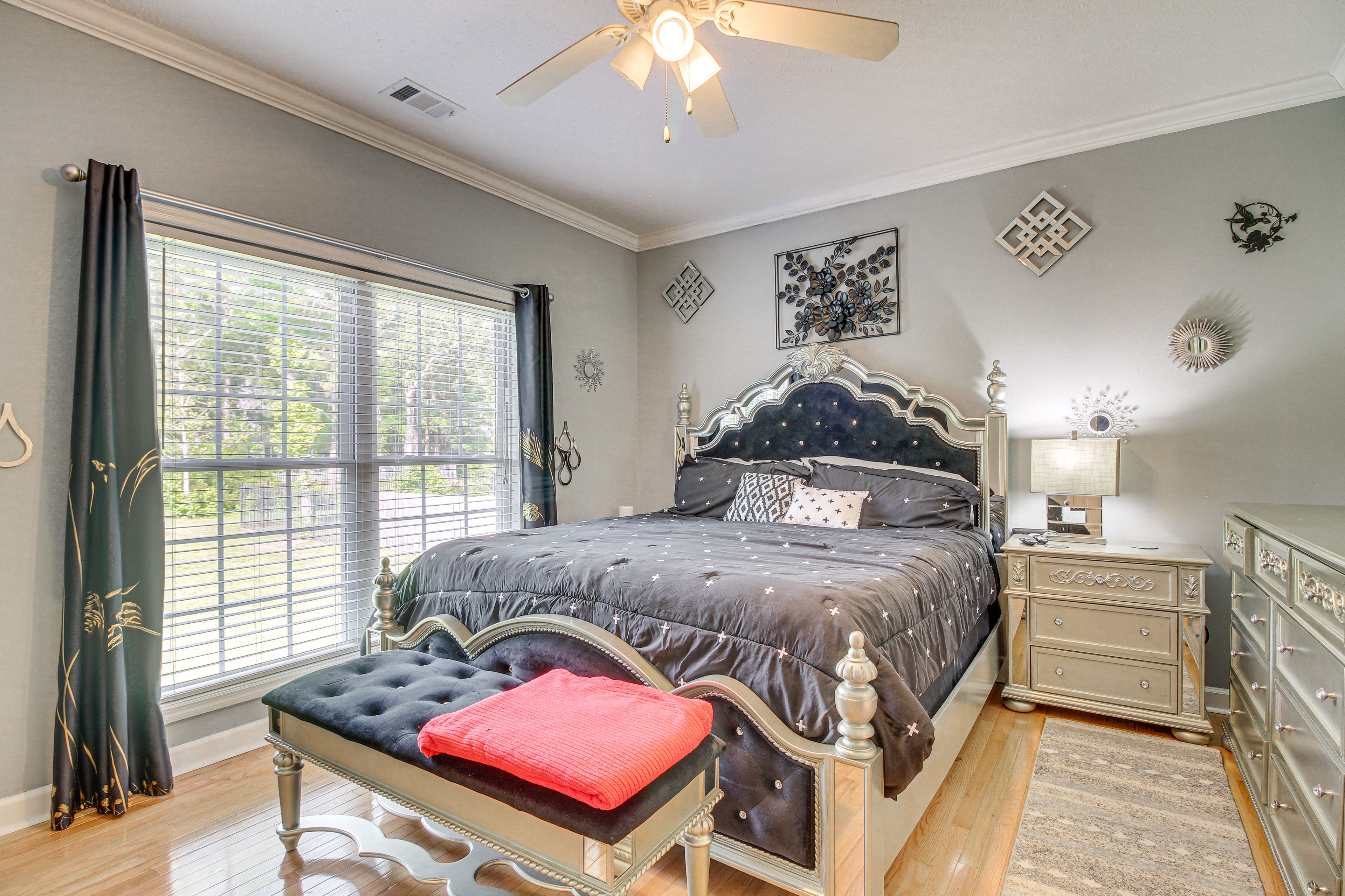 Bedroom 1 | King Bed | En-Suite Bathroom | 1st Floor