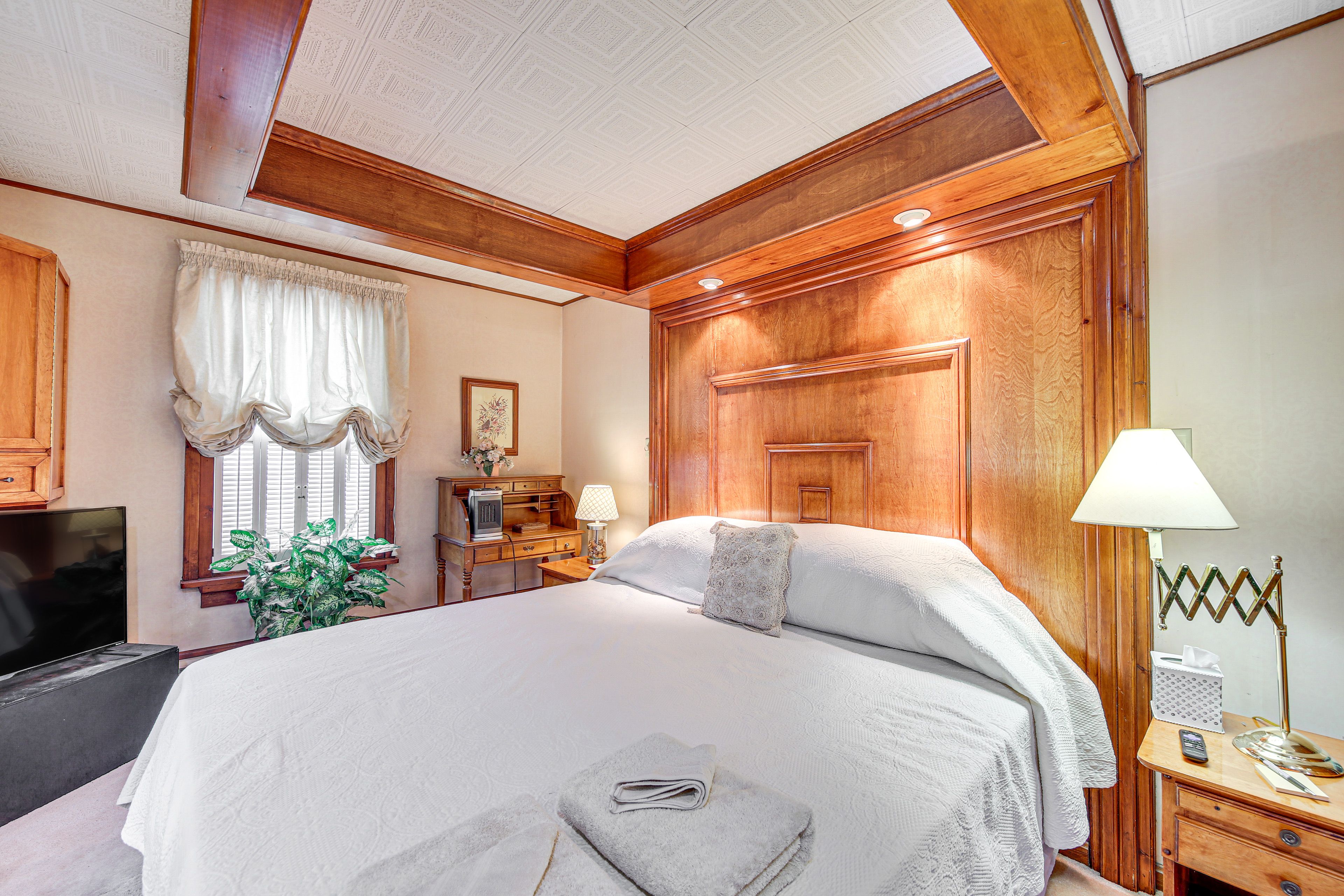 Bedroom 1 | 2nd Floor | King Bed | Smart TV