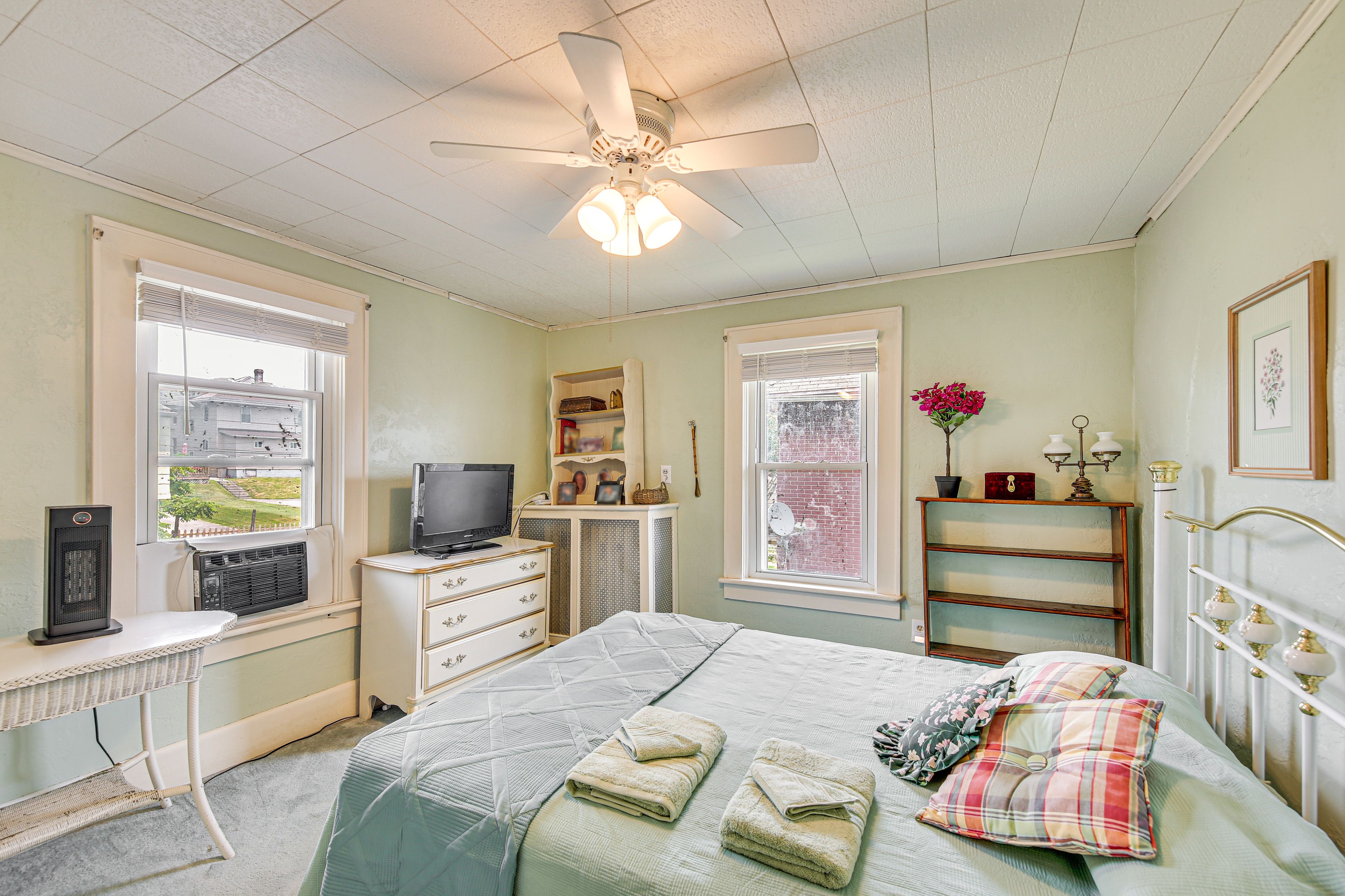 Bedroom 2 | 2nd Floor | Queen Bed | Flat-Screen TV