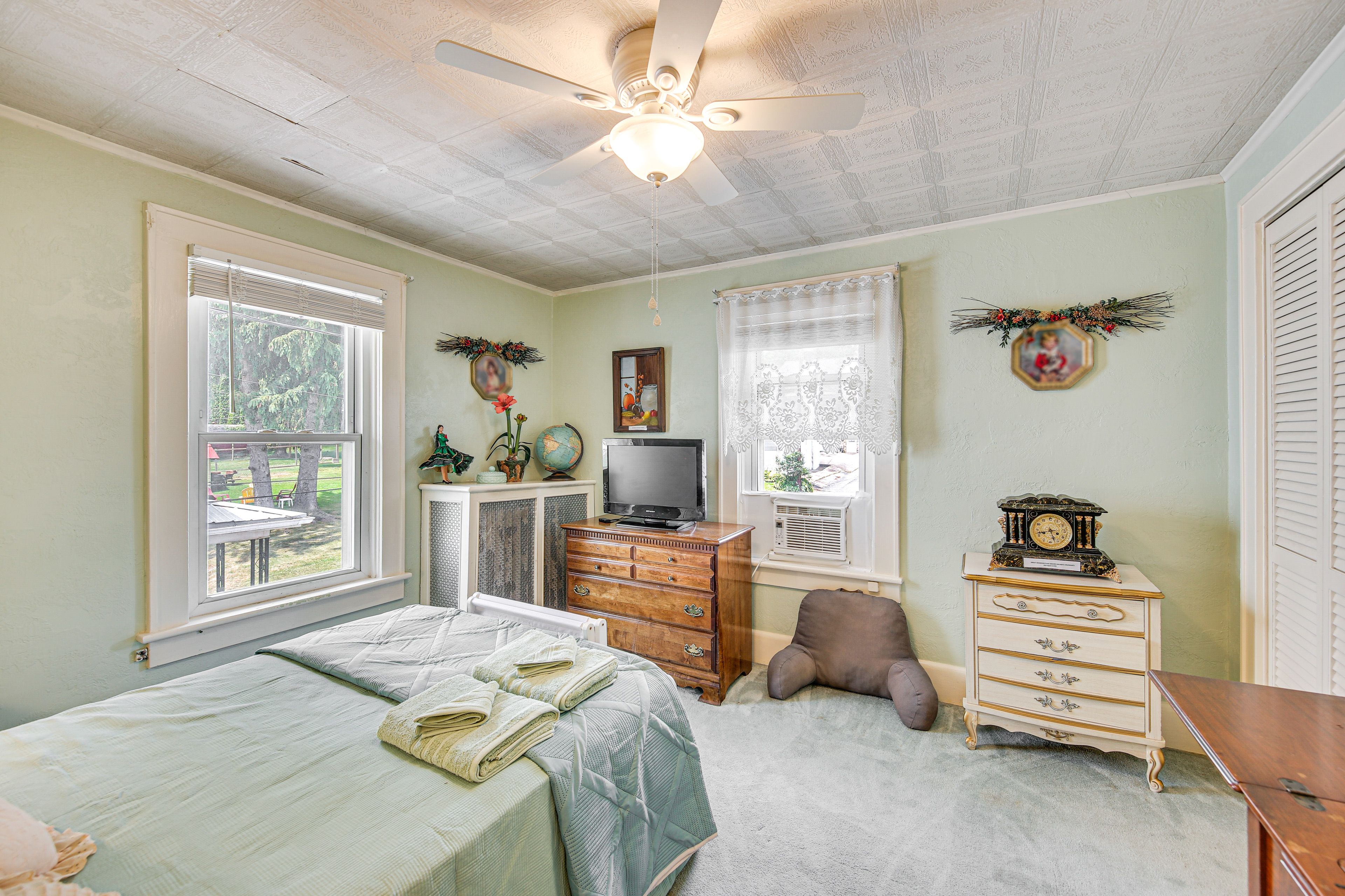 Bedroom 3 | 2nd Floor | Queen Bed | Flat-Screen TV