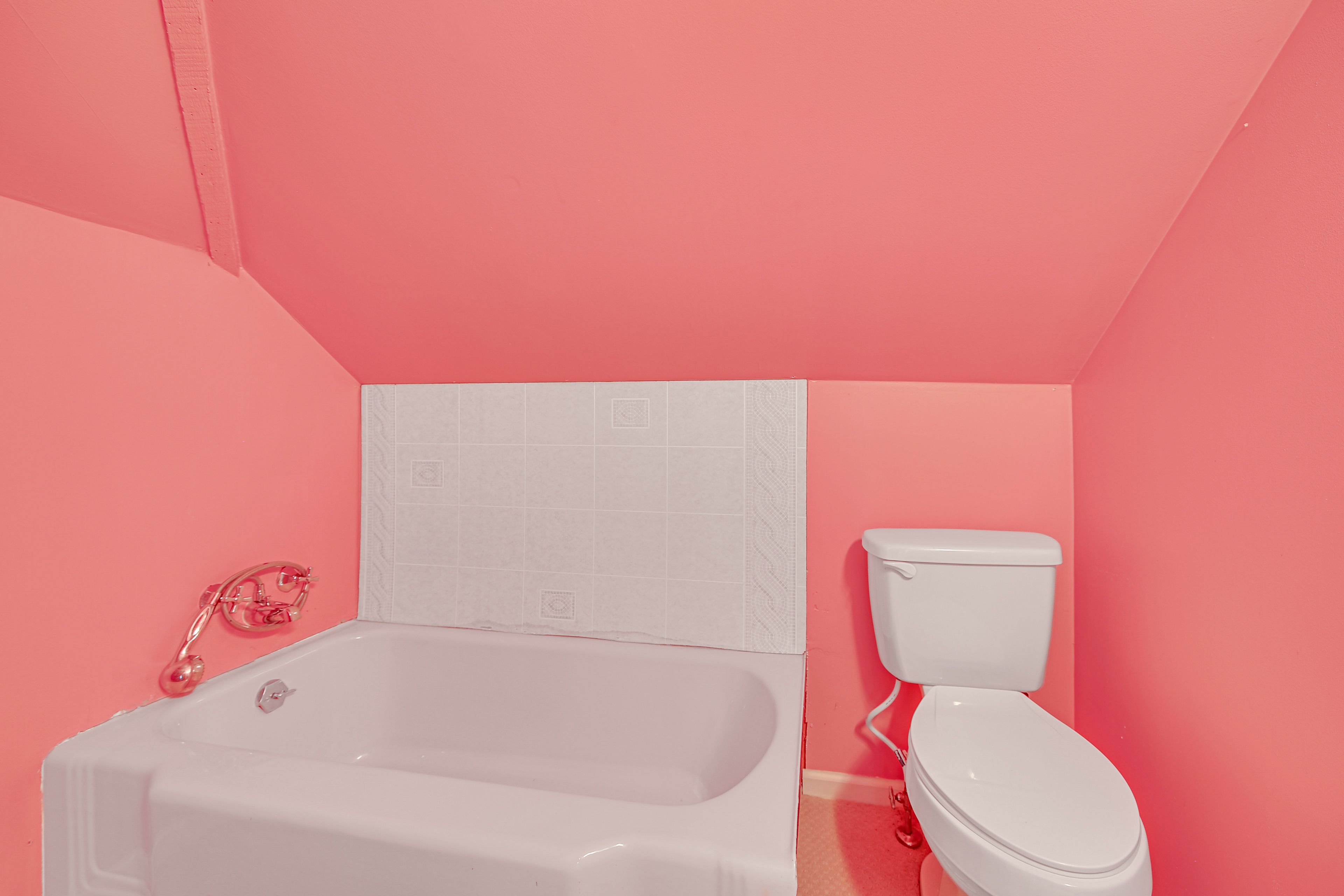 Full Bathroom | 3rd Floor | Complimentary Toiletries