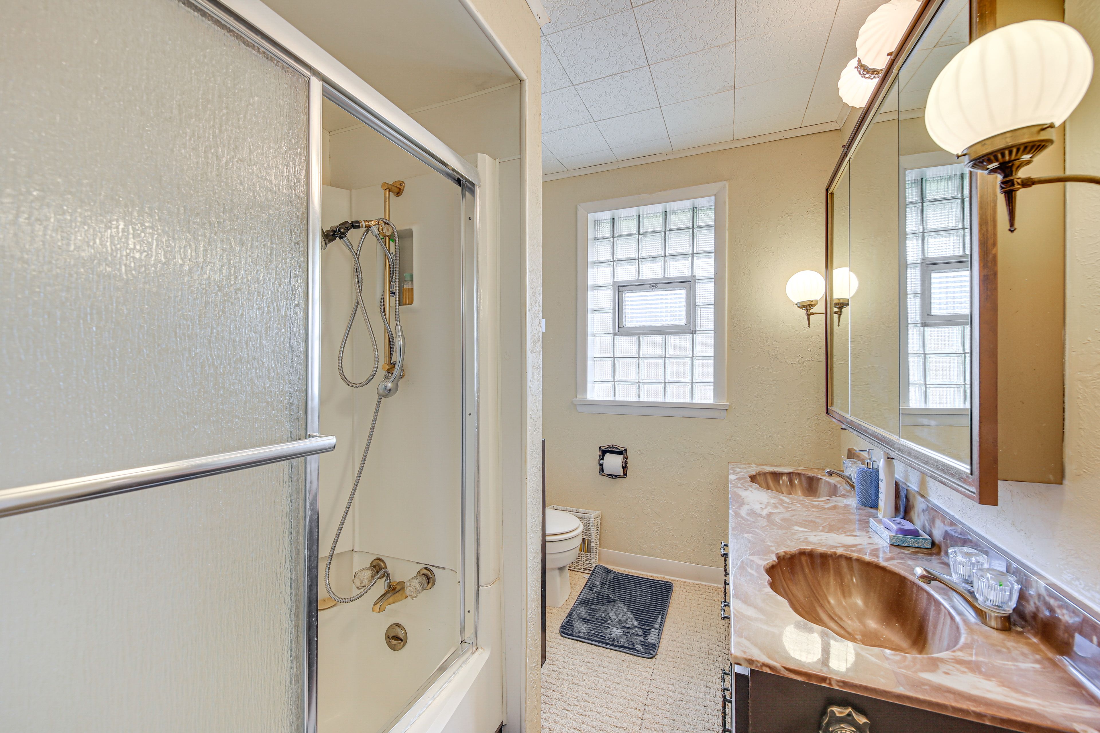 Full Bathroom | 2nd Floor | Towels Provided