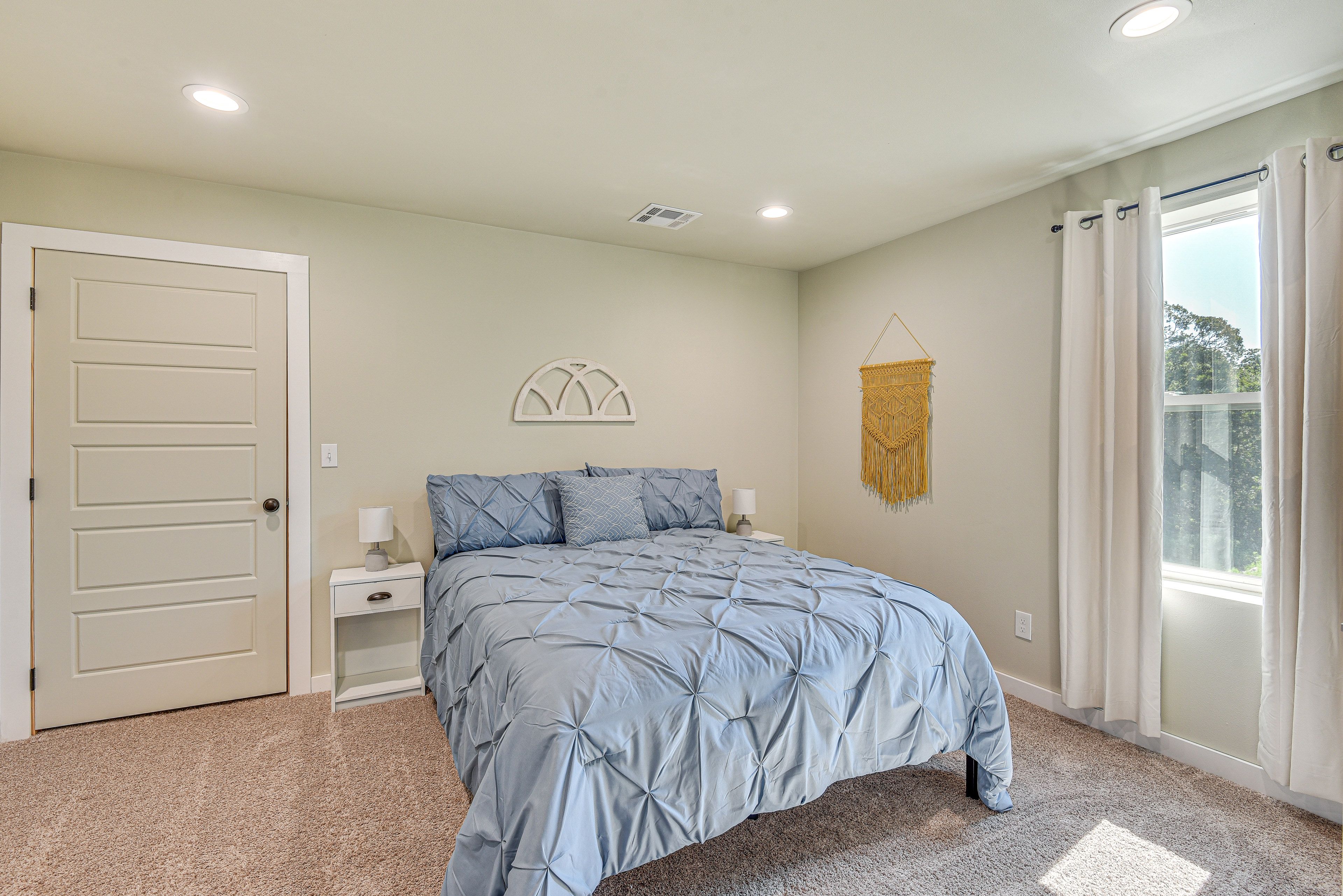 Bedroom 1 | Queen Bed | Smart TV | 2nd Floor