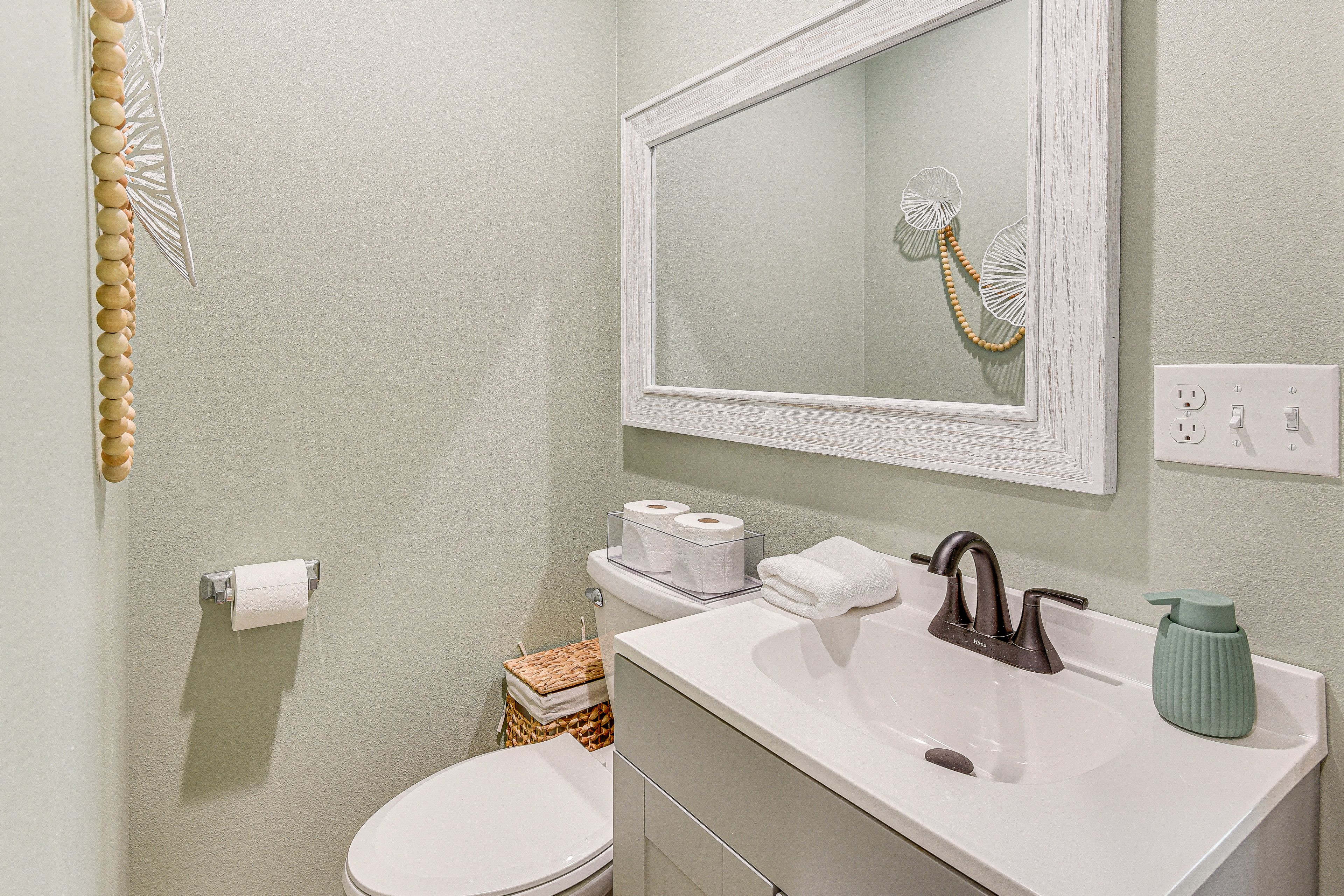 Full Bathroom | Complimentary Toiletries | 1st Floor