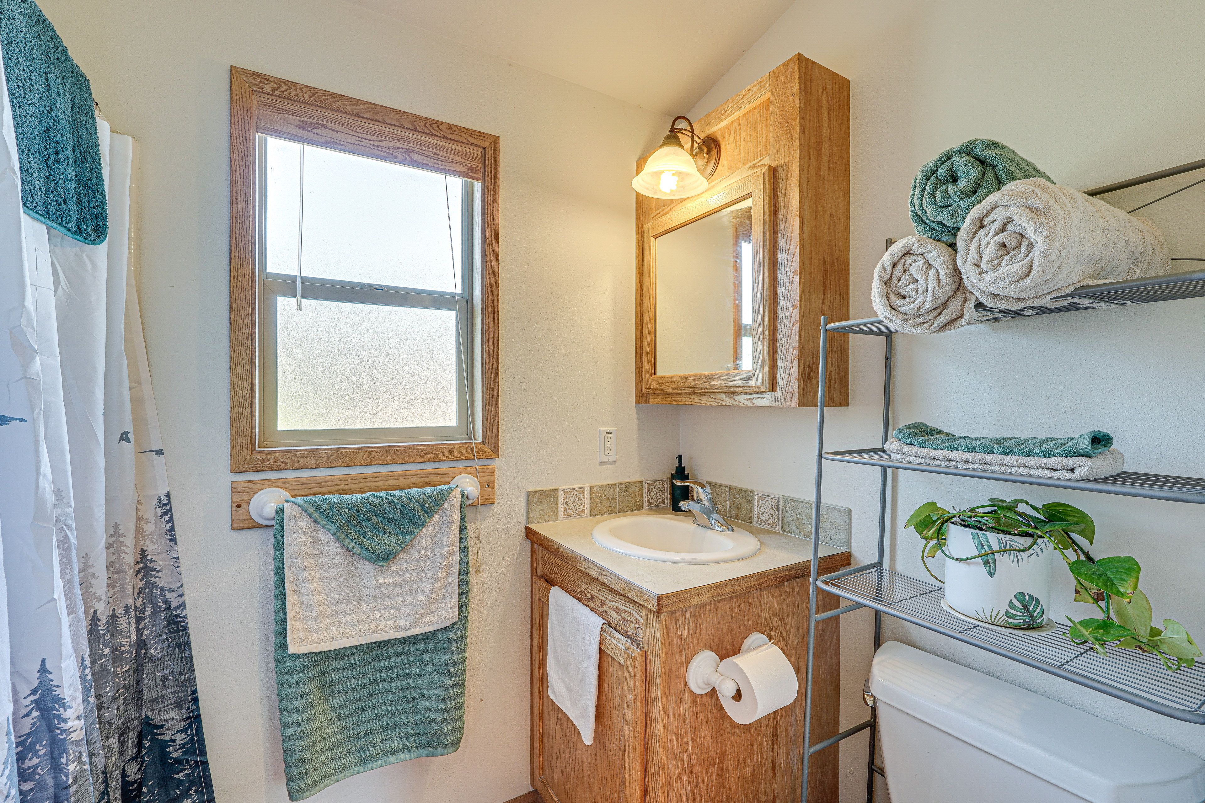 Full Bathroom | Towels Provided | Complimentary Toiletries