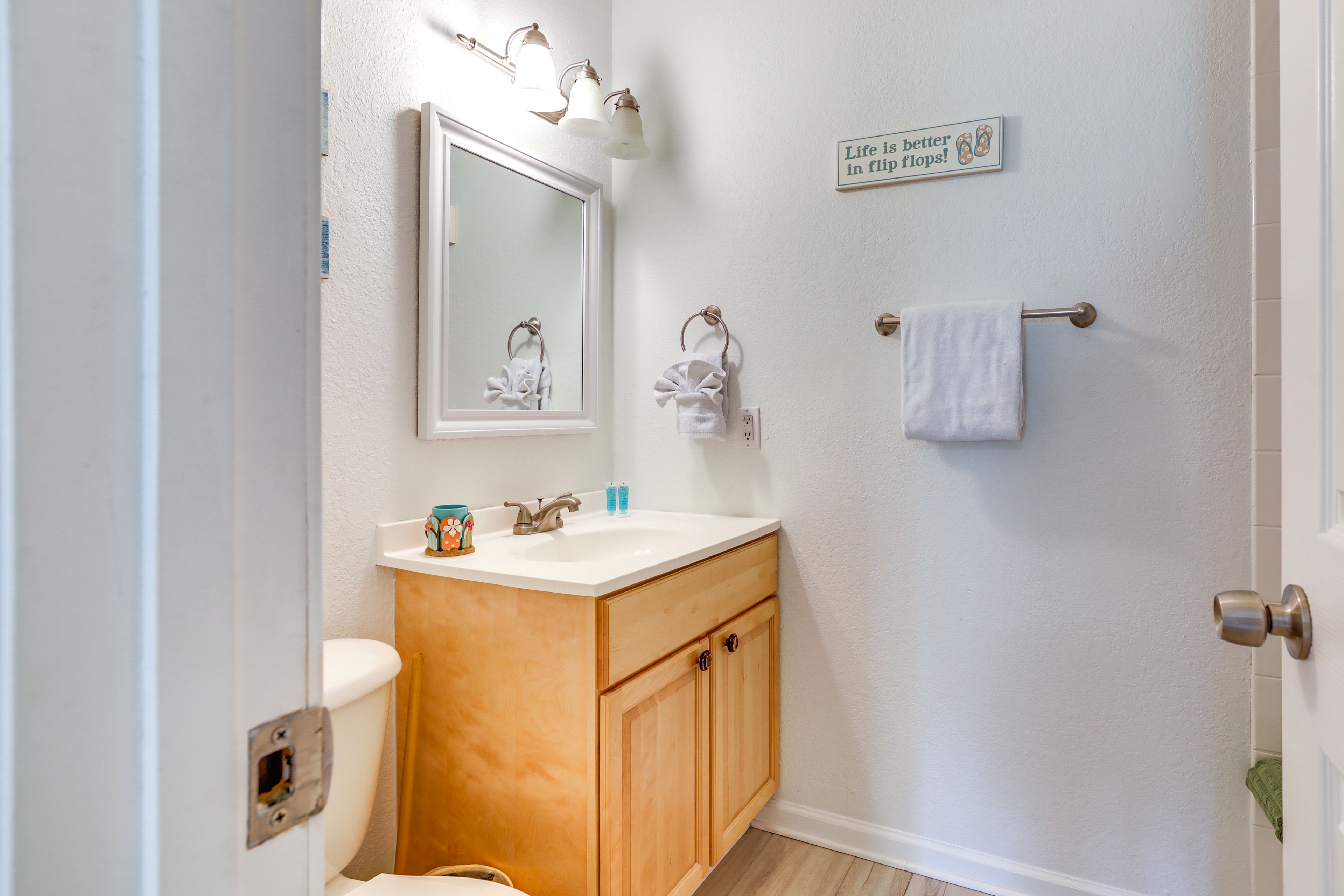Full Bathroom | Complimentary Toiletries
