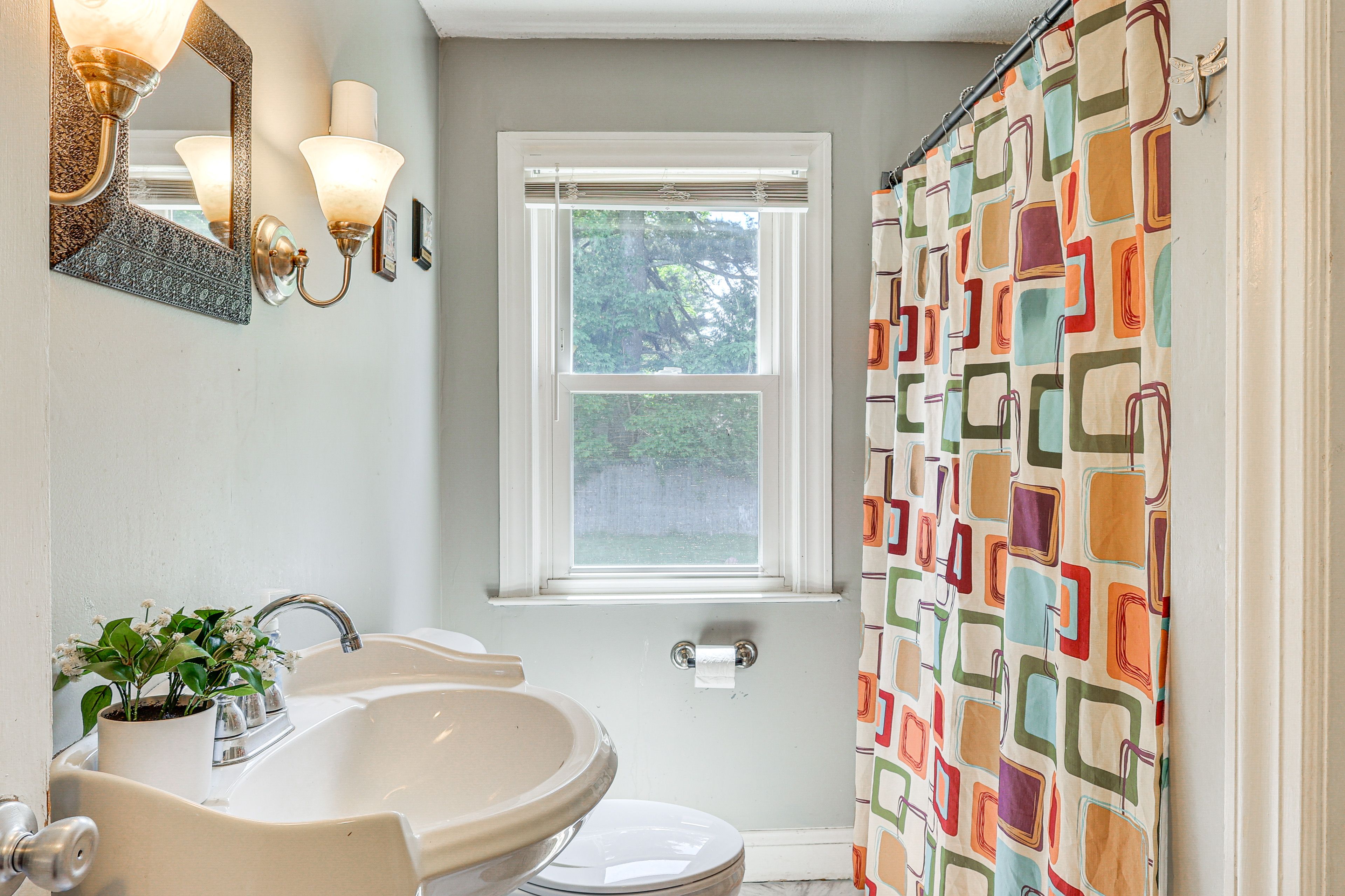 Full Bathroom | Complimentary Toiletries | Towels Provided | 1st Floor