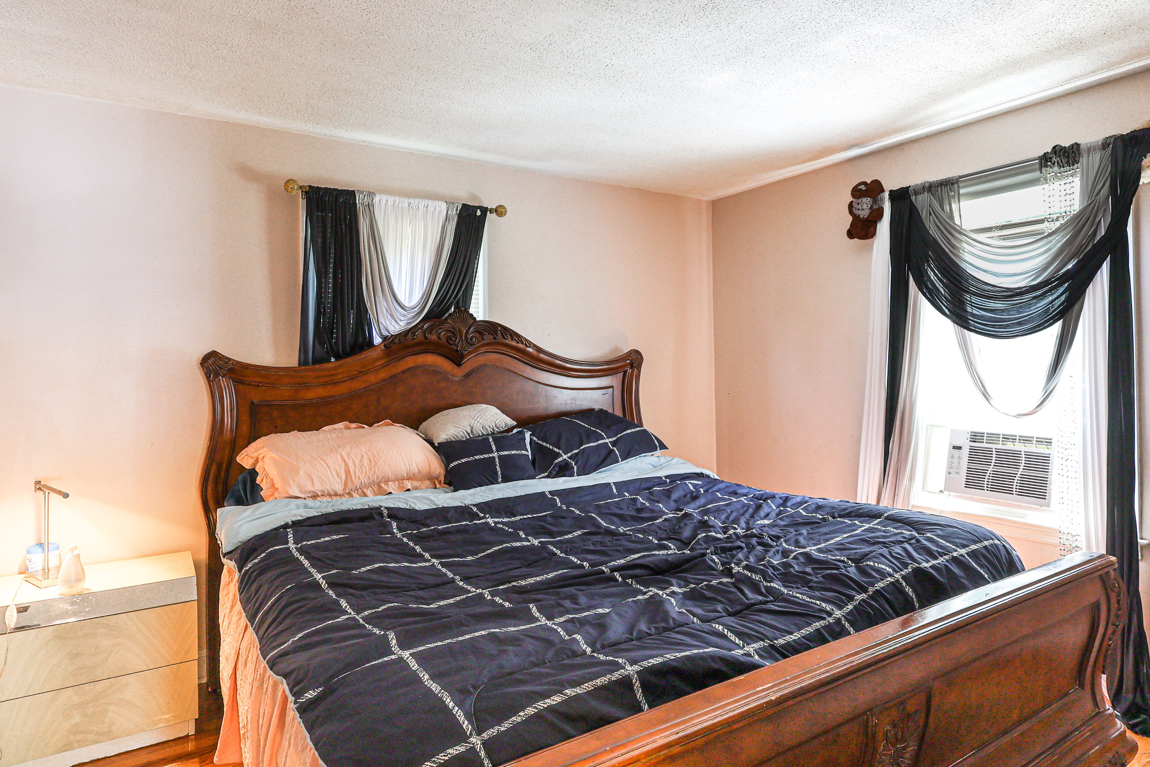 Bedroom 1 | King Bed | Smart TV | 1st Floor