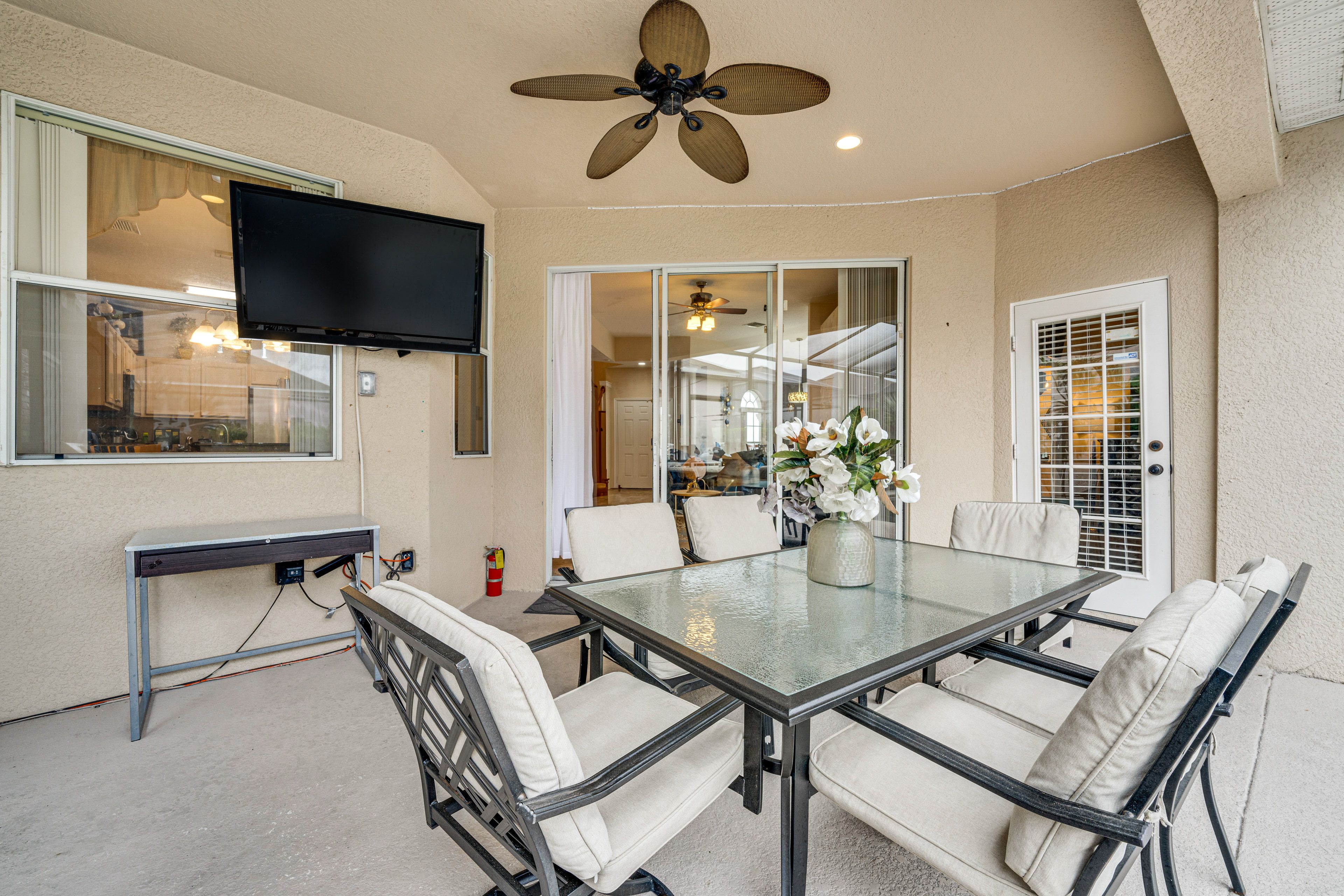 Covered Patio | Outdoor Dining Area | Flat-Screen TV