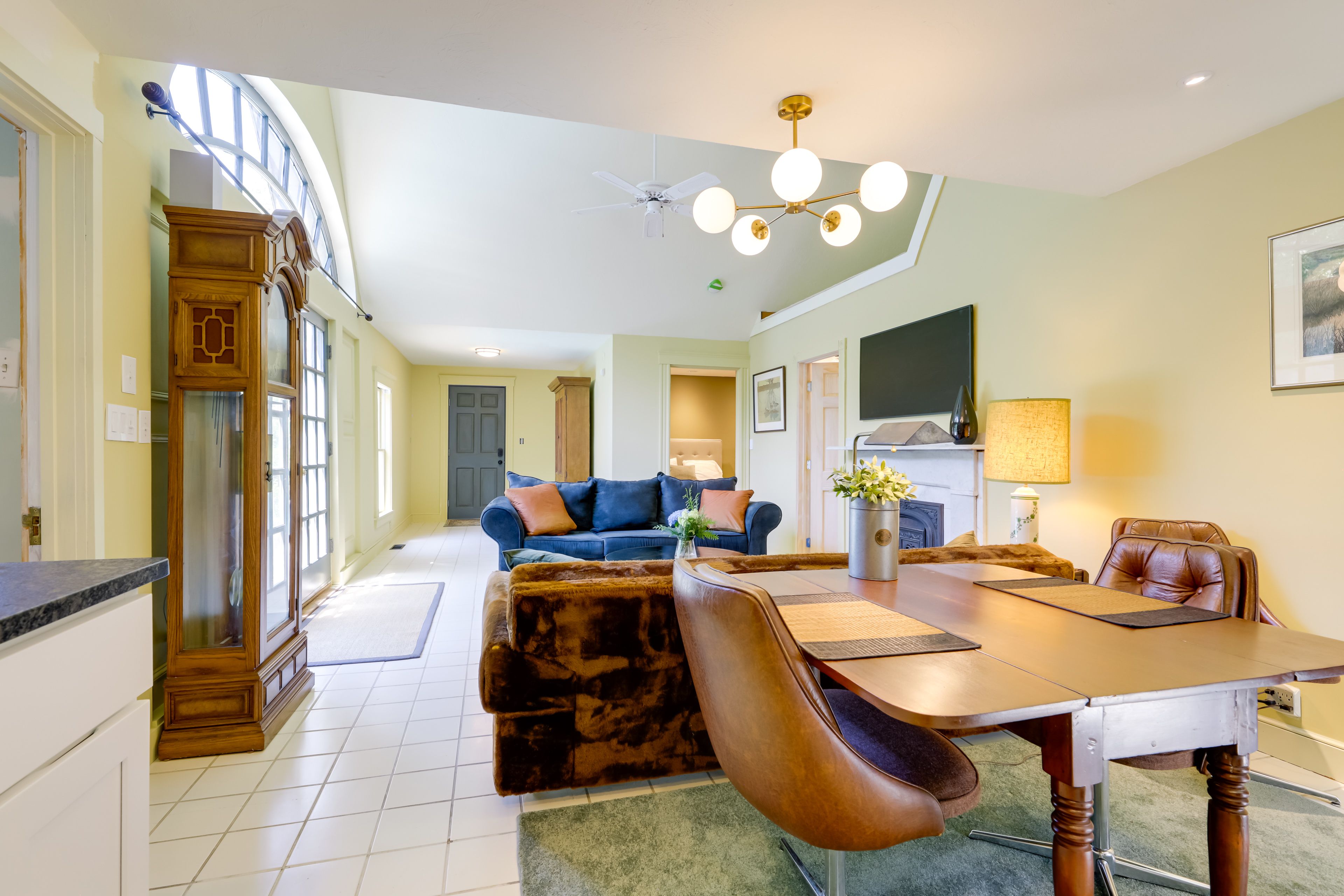 Dining Area | Dishware & Flatware Provided