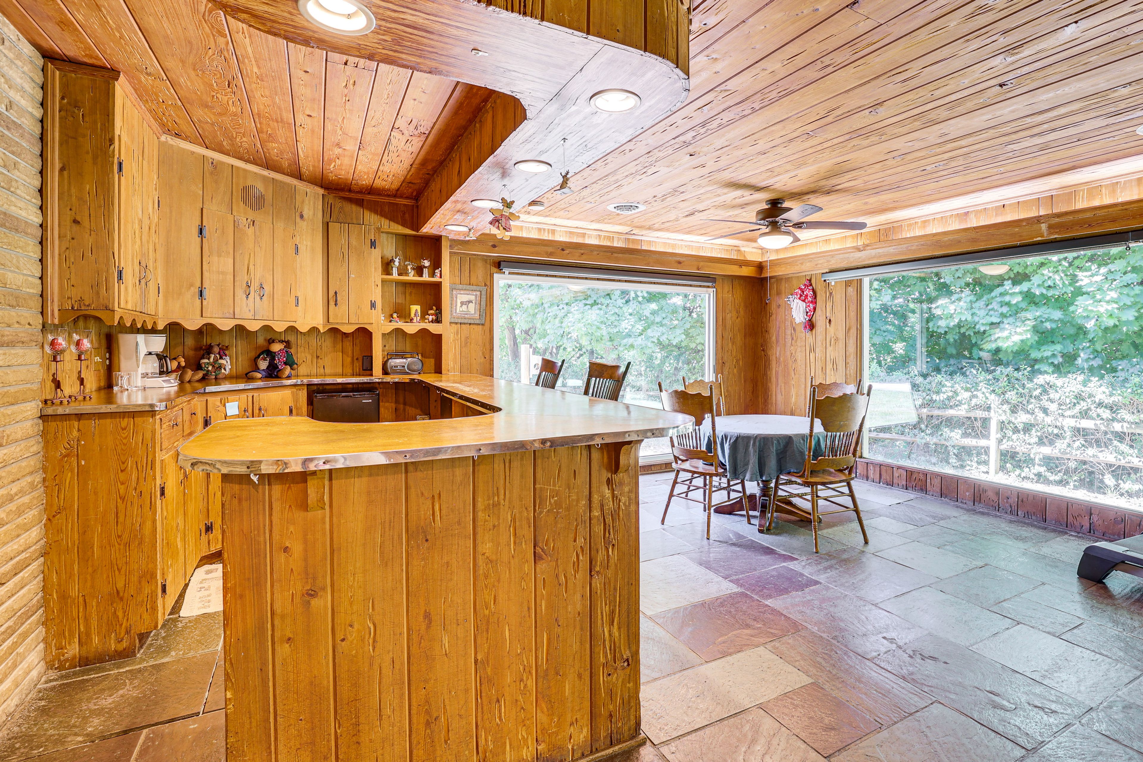 Wet Bar | Breakfast Bar | 4-Person Dining Table