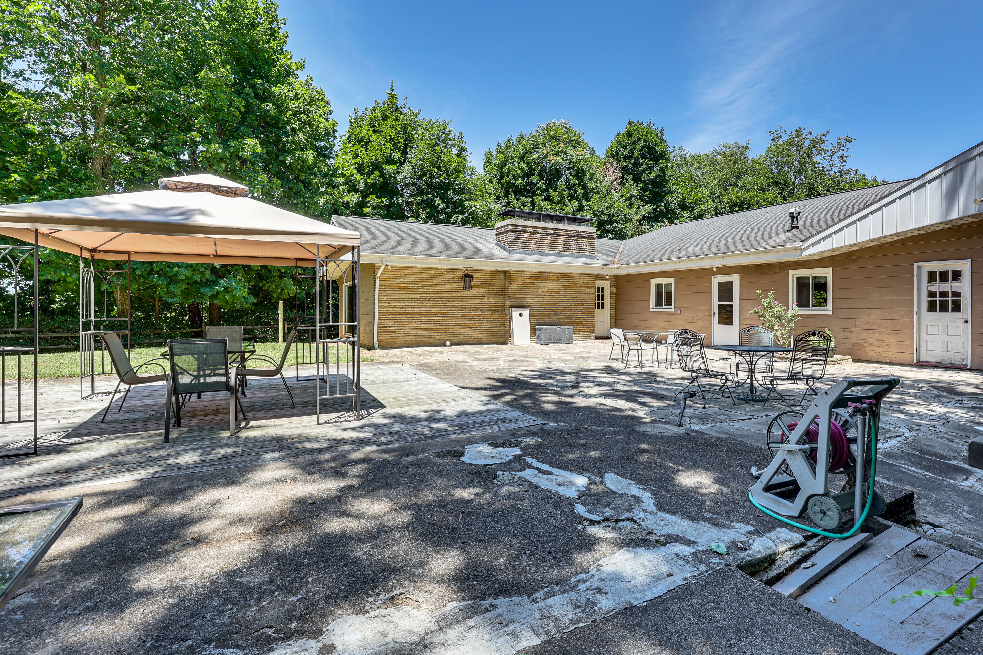 Outdoor Dining Tables | Gazebo | Cornhole