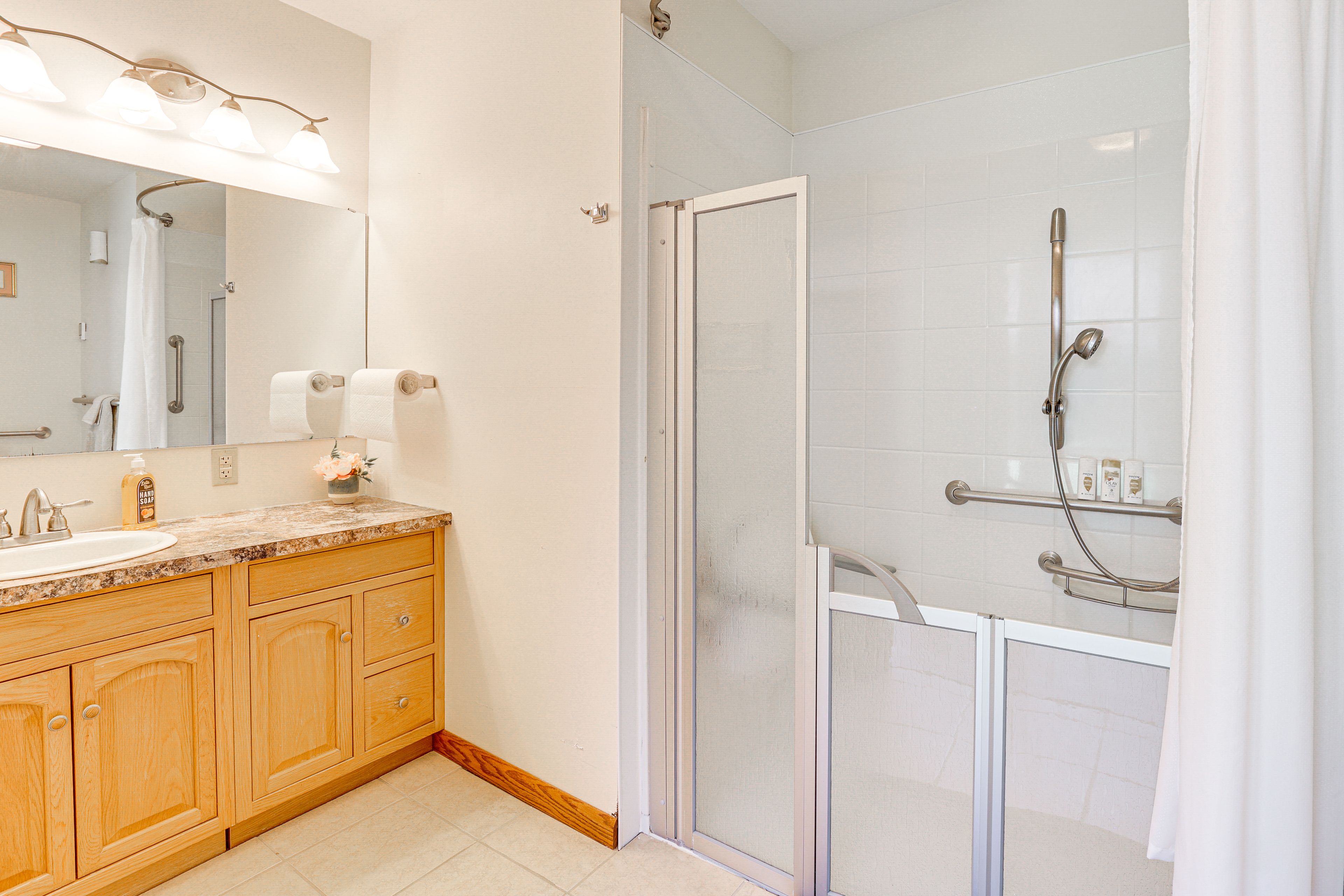 Full Bathroom | Complimentary Toiletries