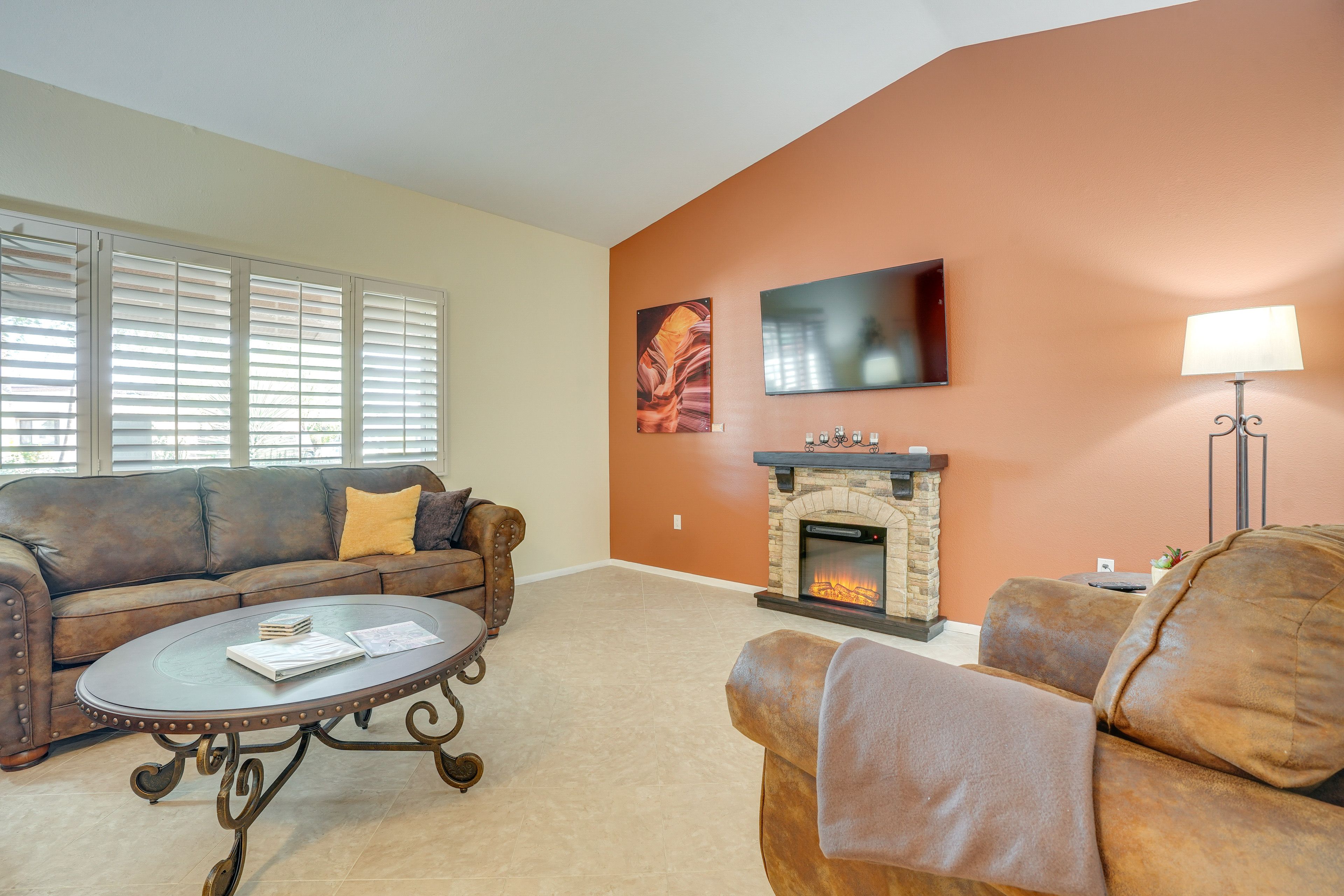 Living Room | Queen Sleeper Sofa | Smart TV | Free WiFi | Electric Fireplace