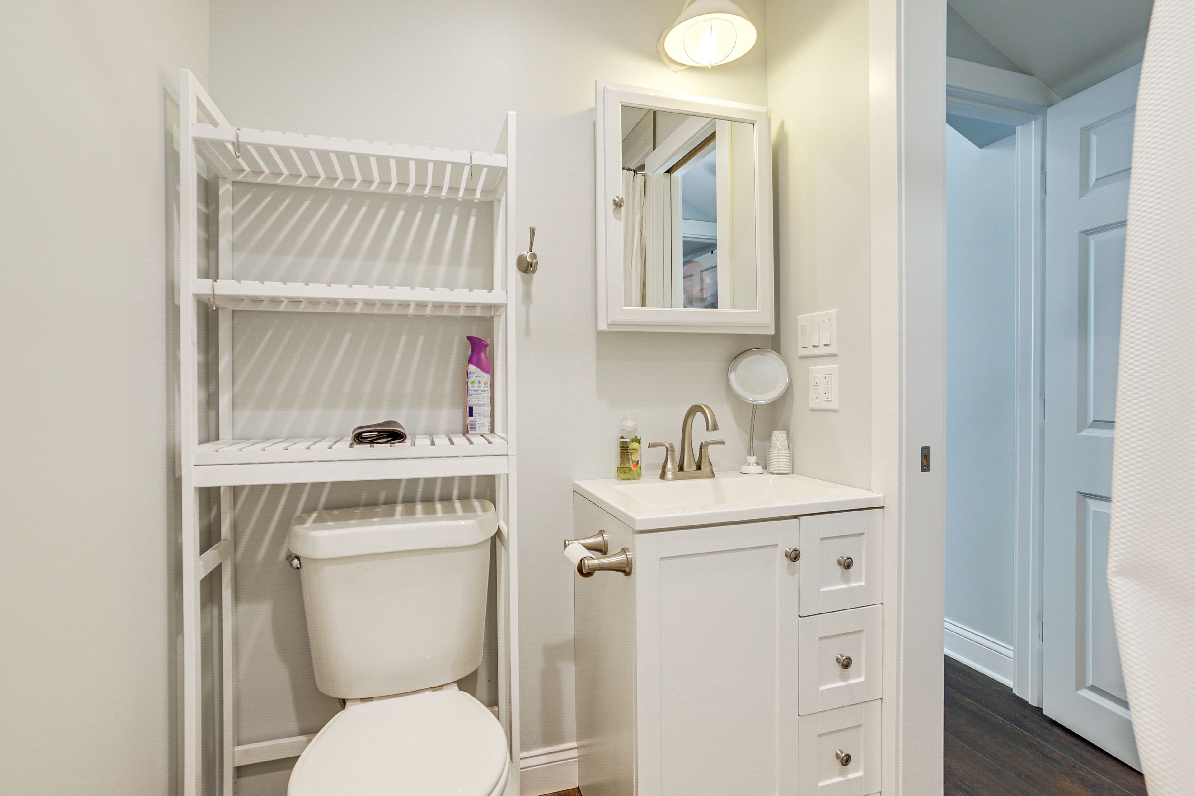 Full Bathroom | Towels Provided | 1st Floor