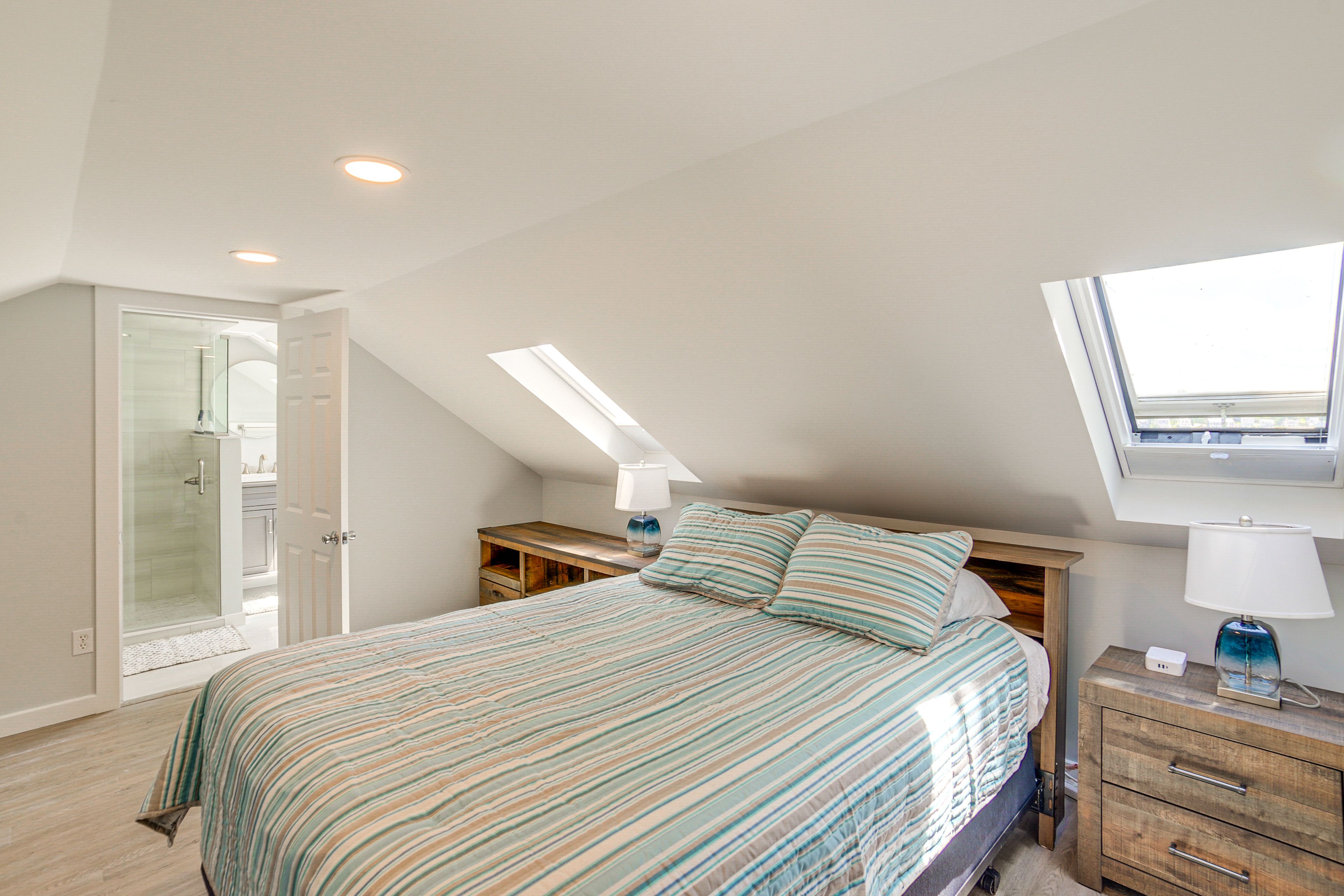 Bonus Room | Queen Bed | 3rd Floor