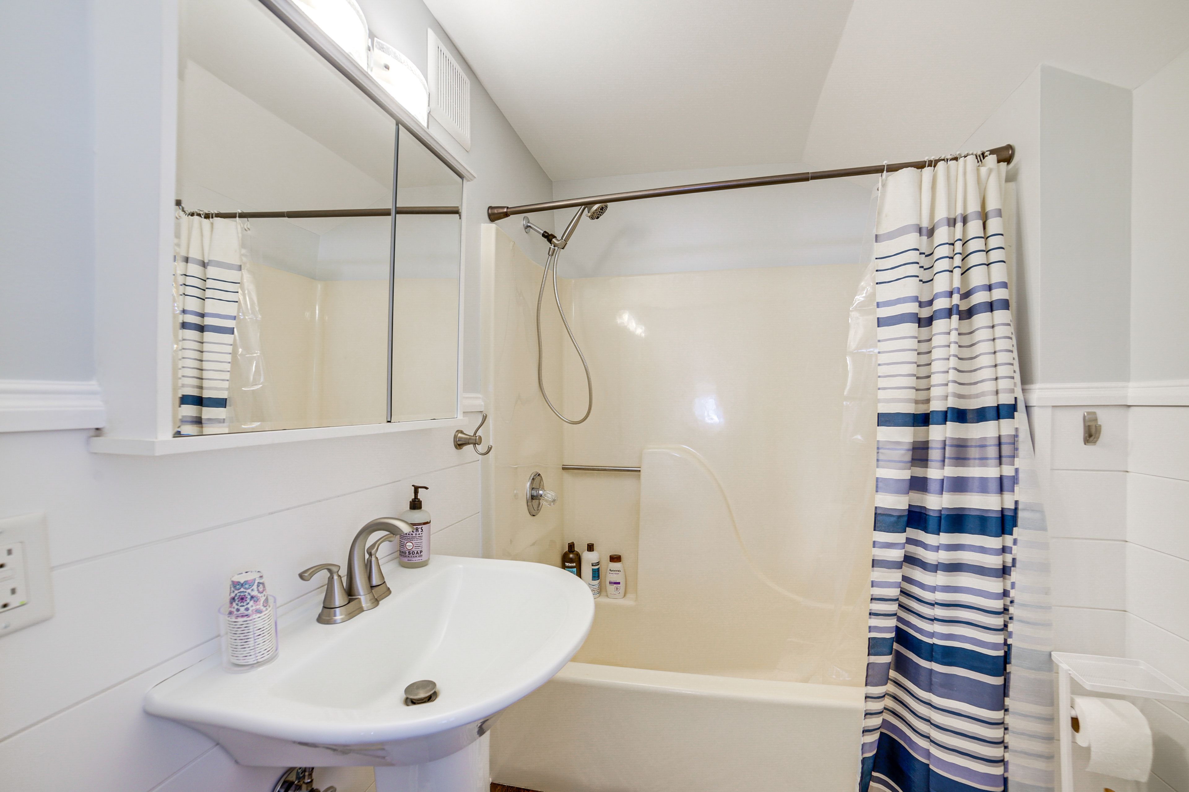 En-Suite Bathroom | Complimentary Toiletries | 1st Floor