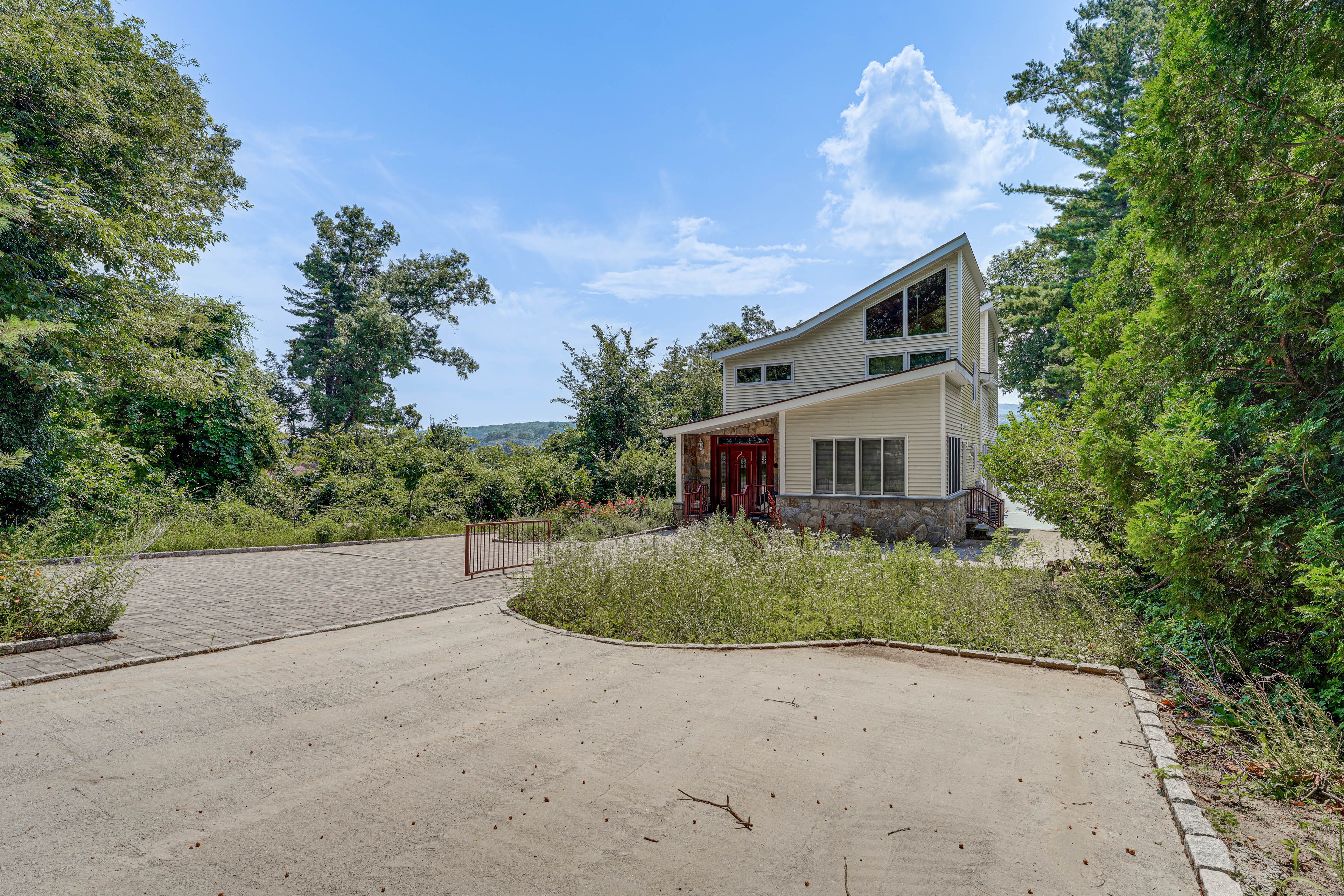 Exterior | Driveway (5 Vehicles)