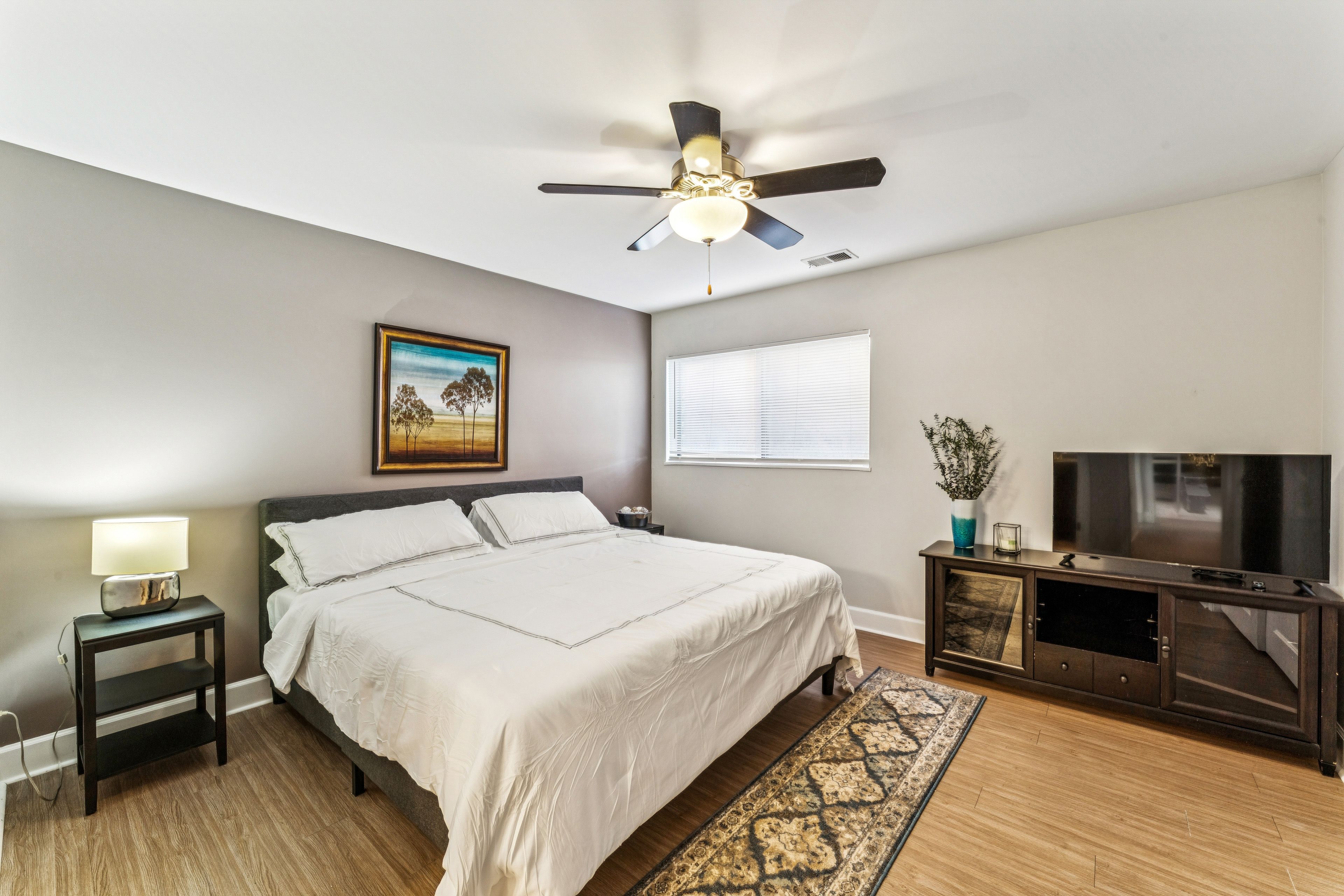 Bedroom 1 | Queen Bed