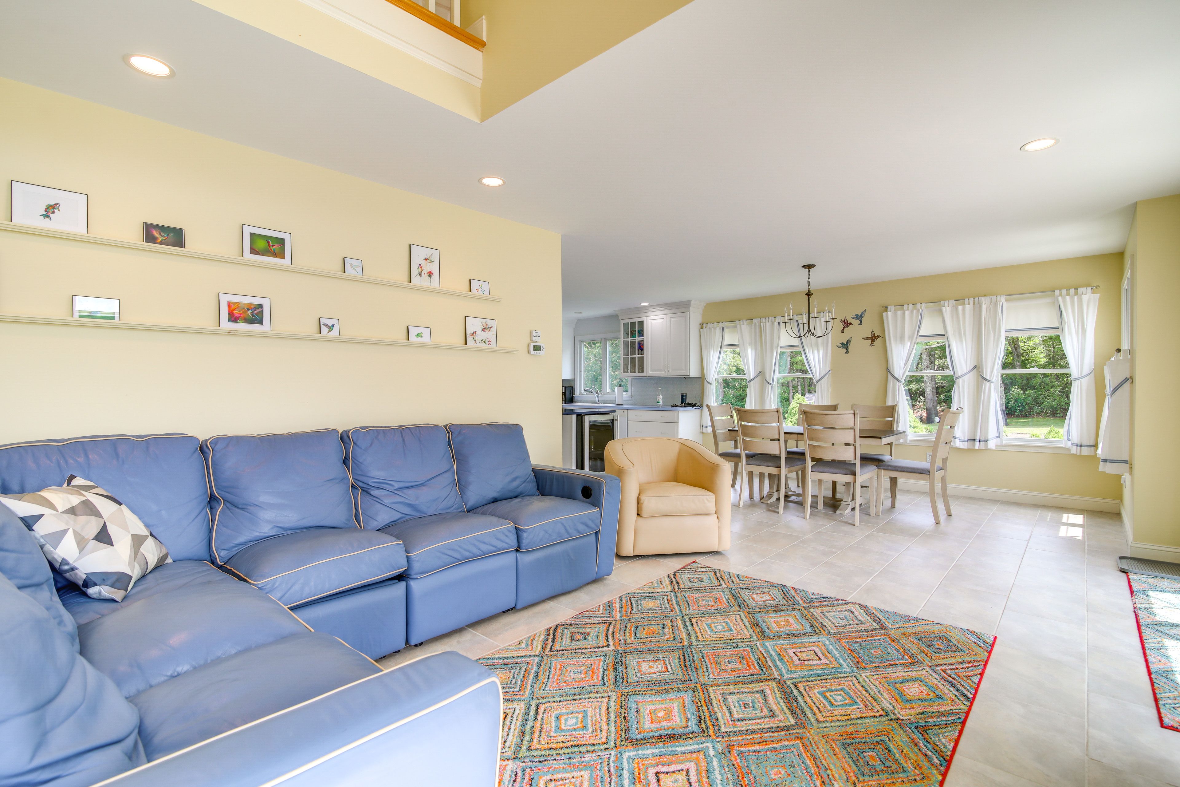 Living Room | 1st Floor | Smart TV | Free WiFi | Decorative Fireplace