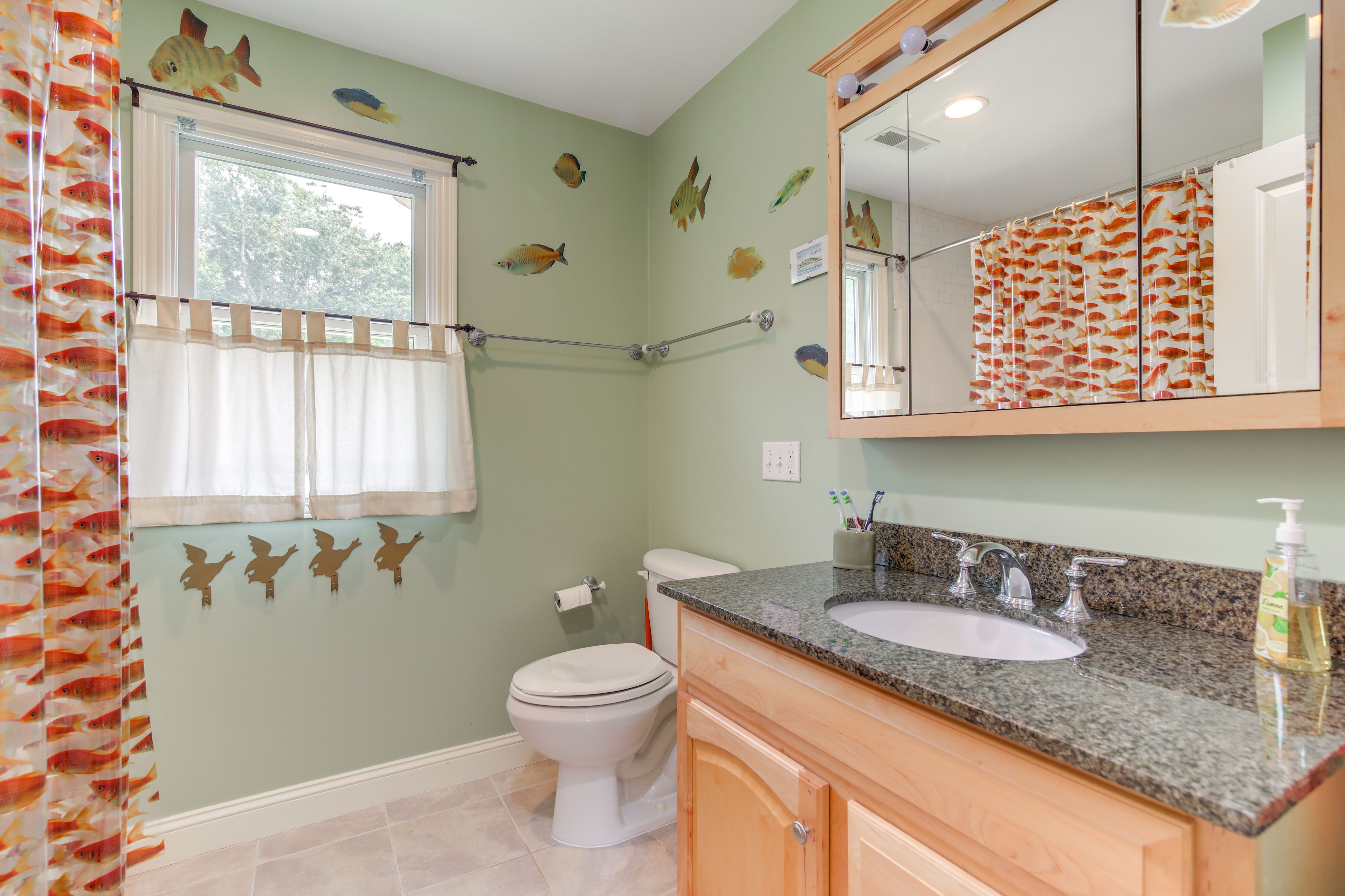 Full Bathroom | 2nd Floor | Towels Provided