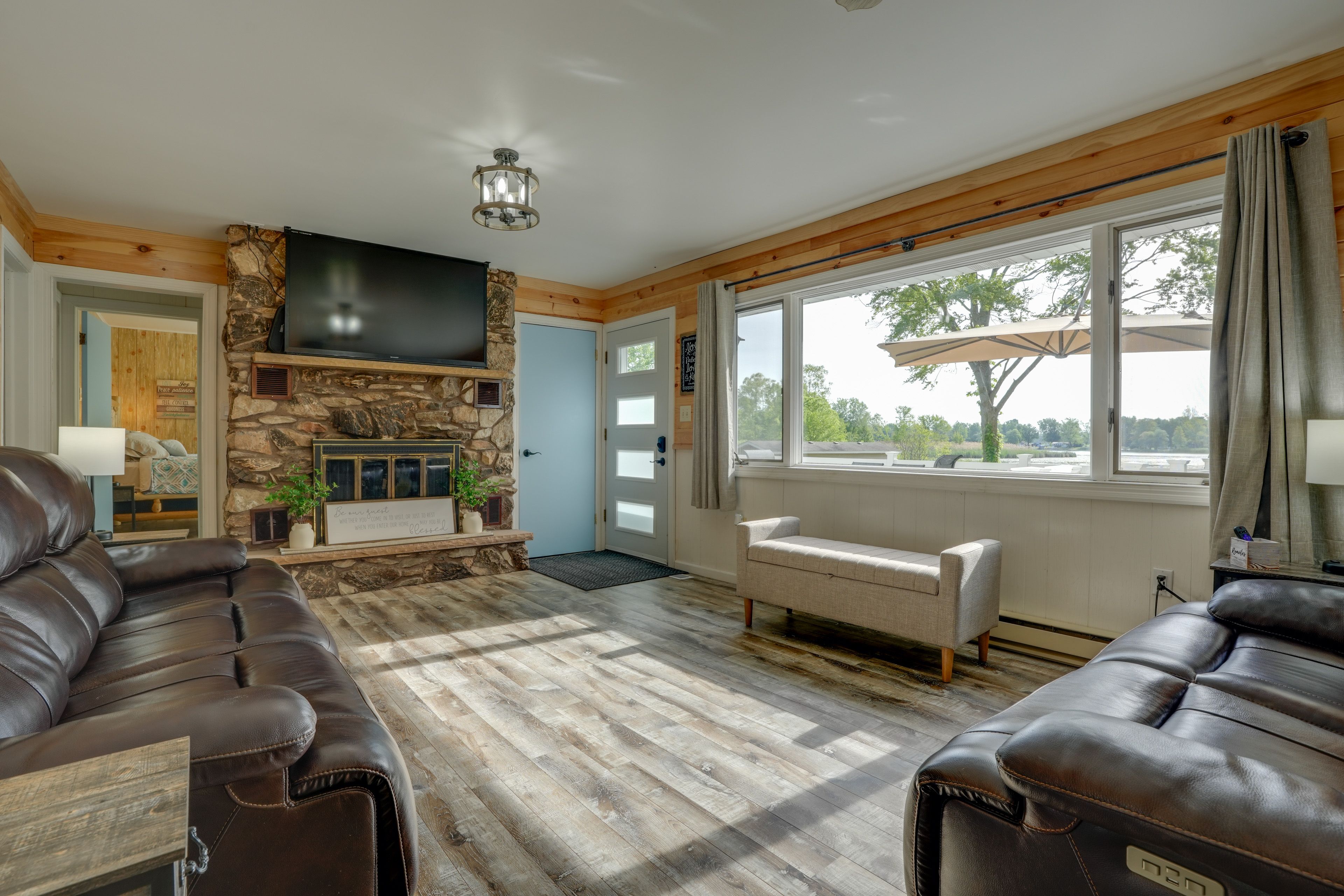Living Room | Smart TV | Board Games | Fireplace (Decorative Only)