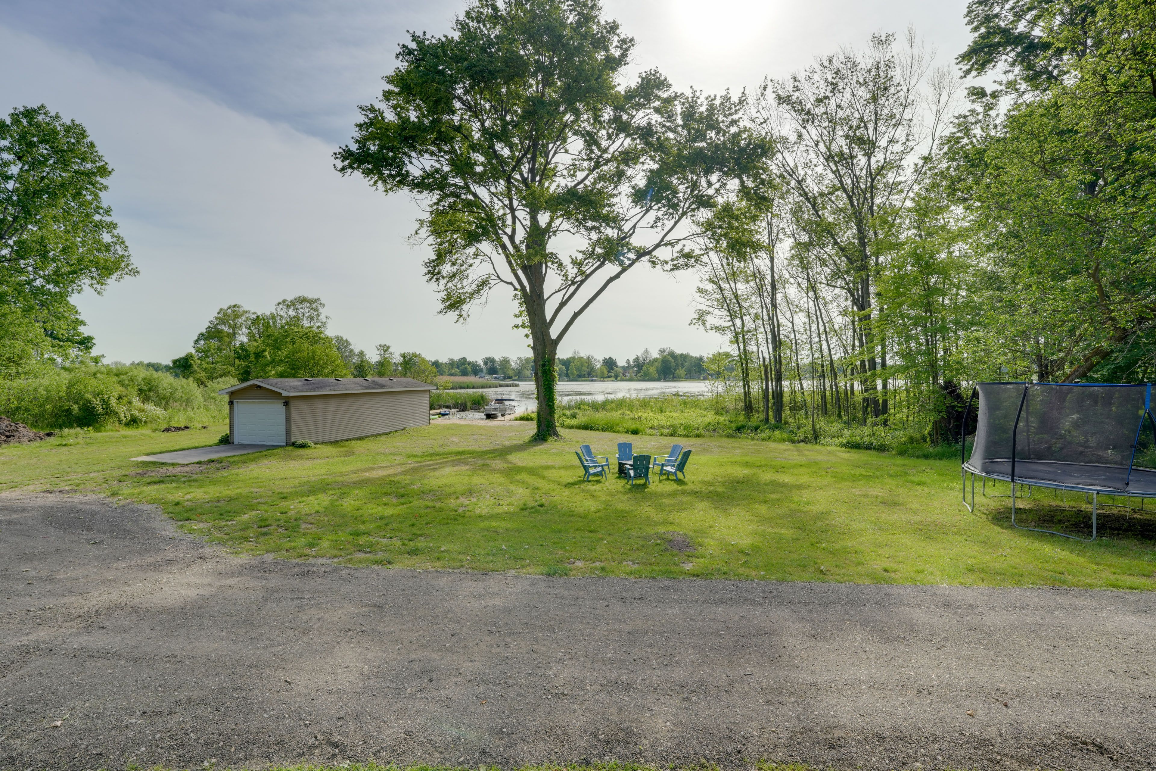 Private Yard | Fire Pit | Trampoline