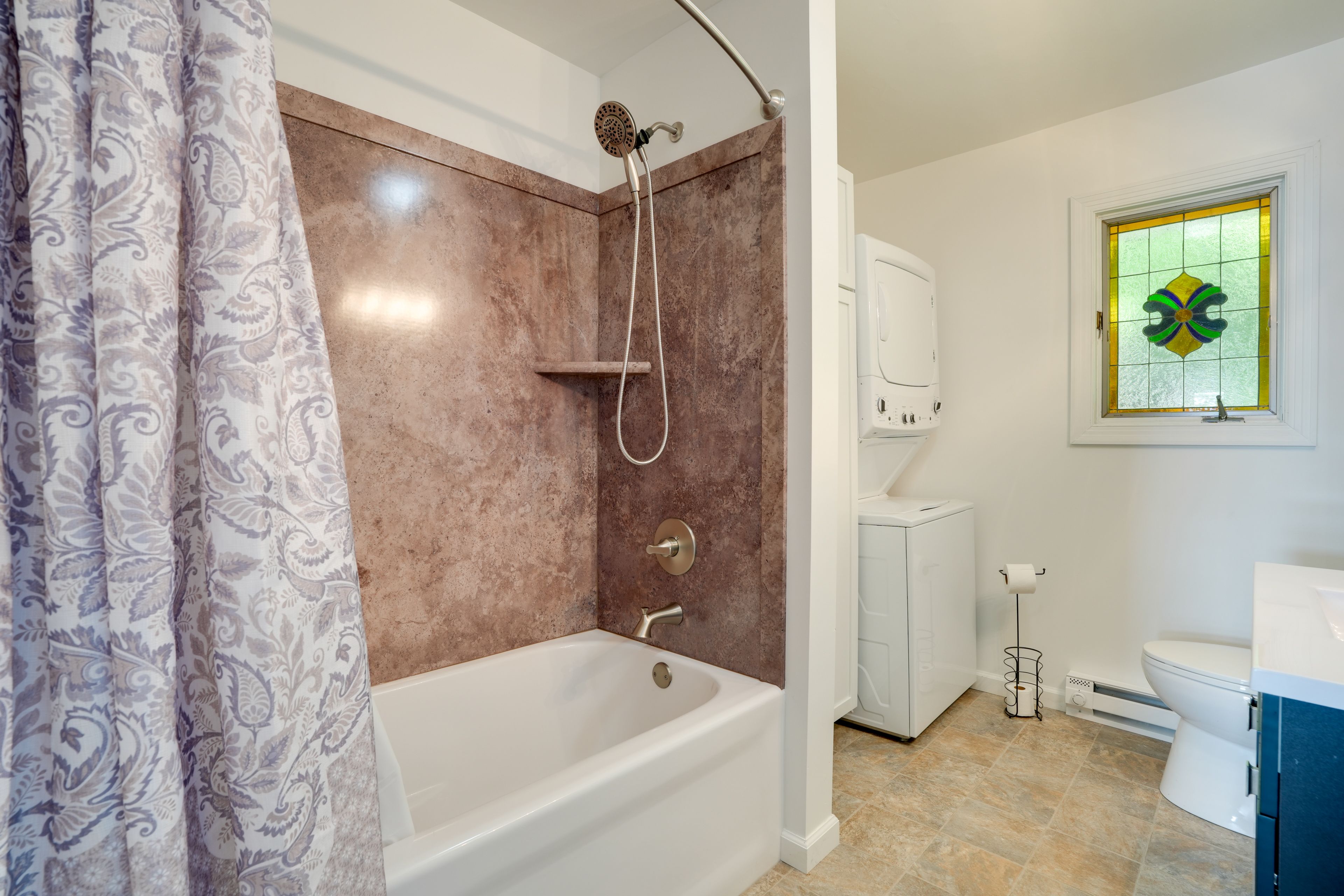 Full Bathroom | Towels Provided | Complimentary Toiletries | Washer/Dryer