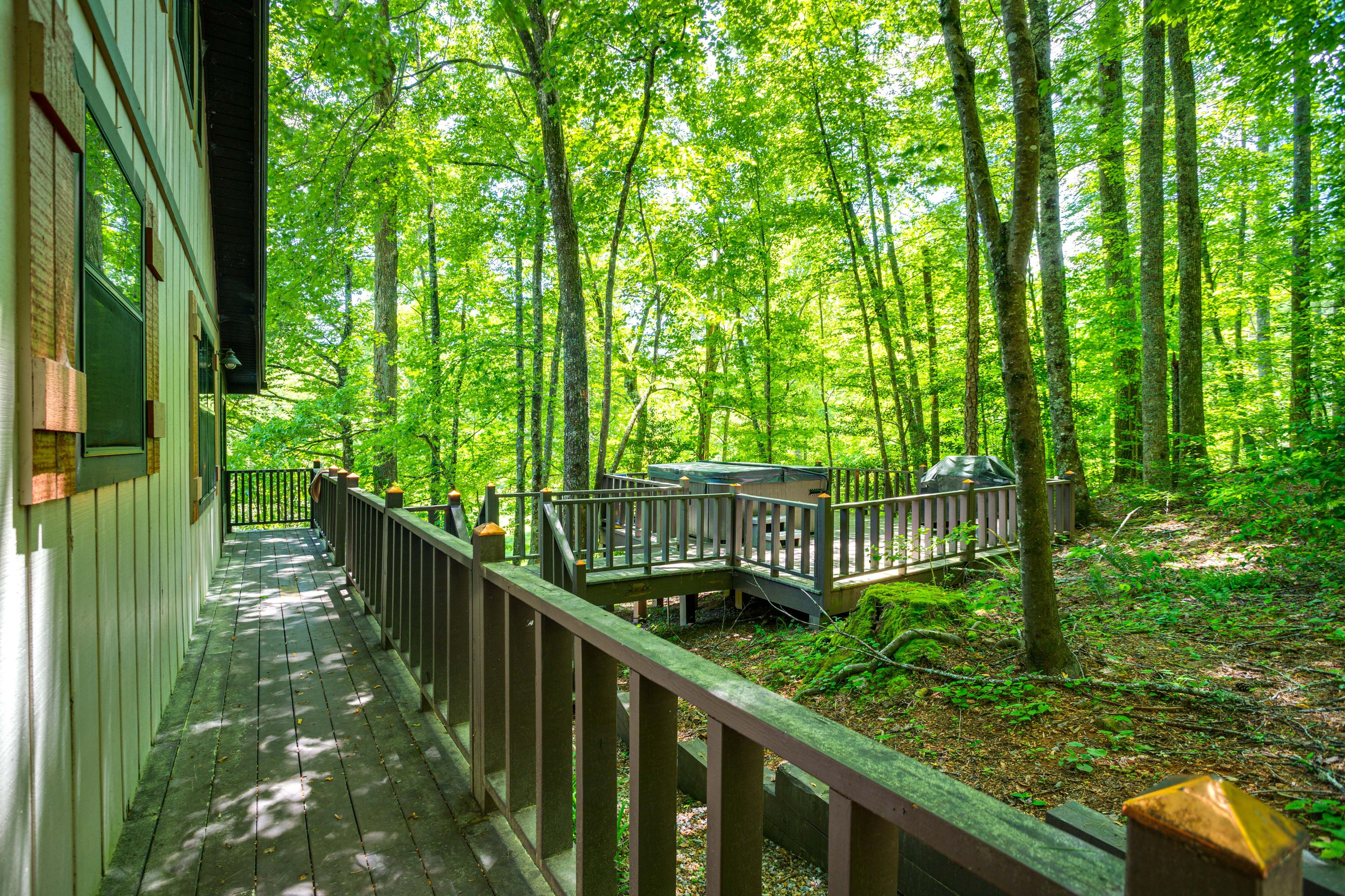 Deck | Gas Grill | Hot Tub