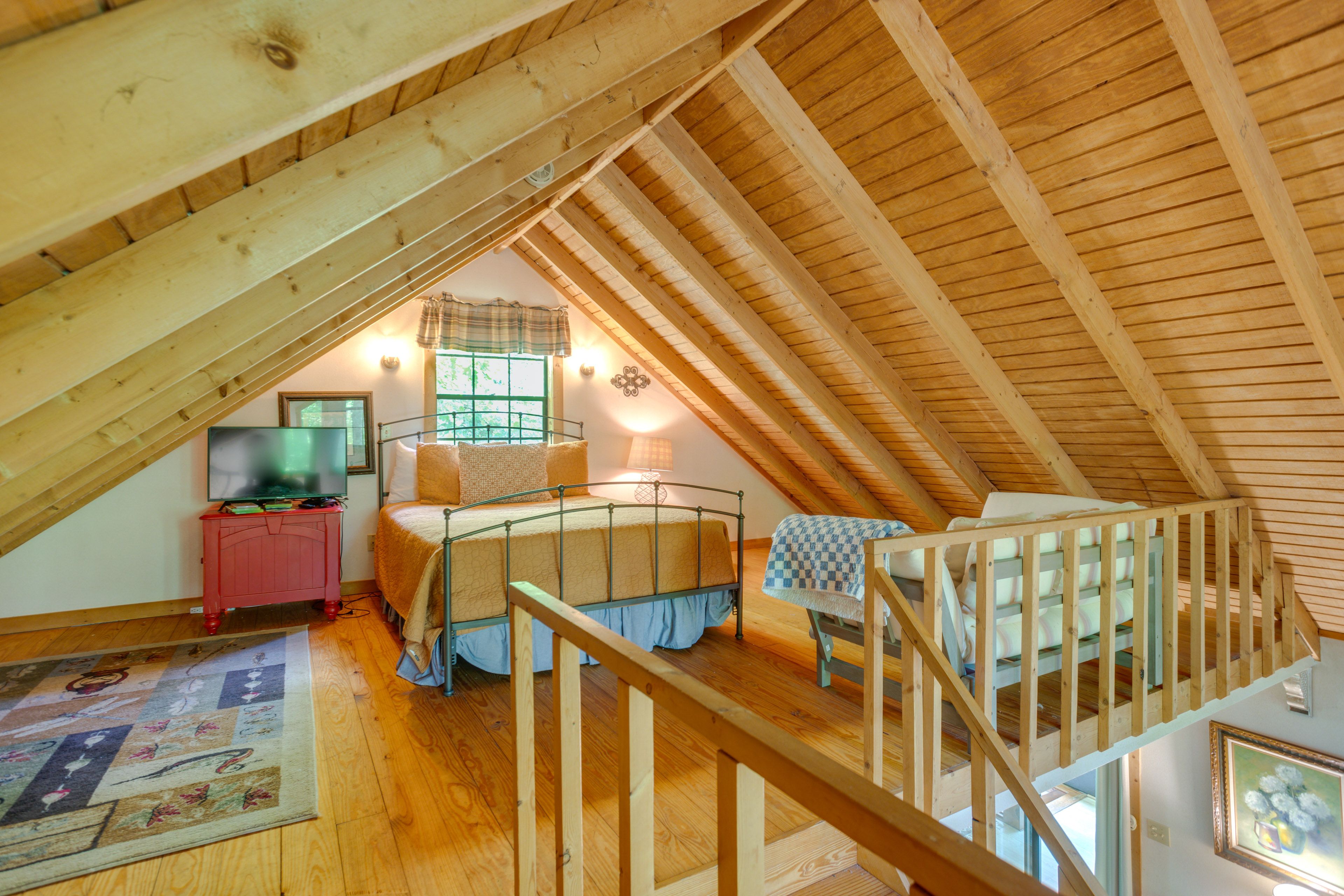 Loft | Queen Bed | Upper Level