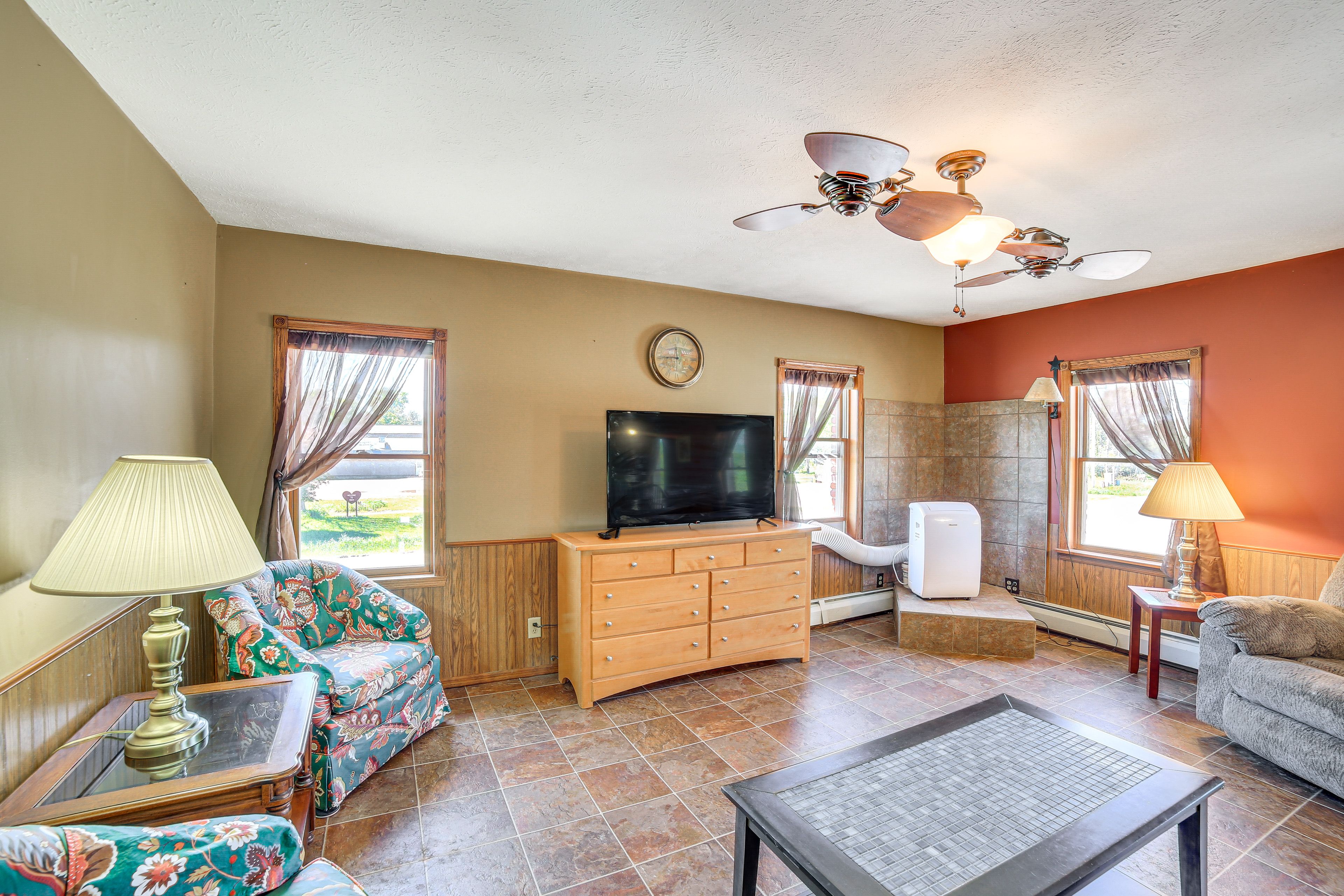 Living Room | Full Sleeper Sofa | Smart TV | Free WiFi