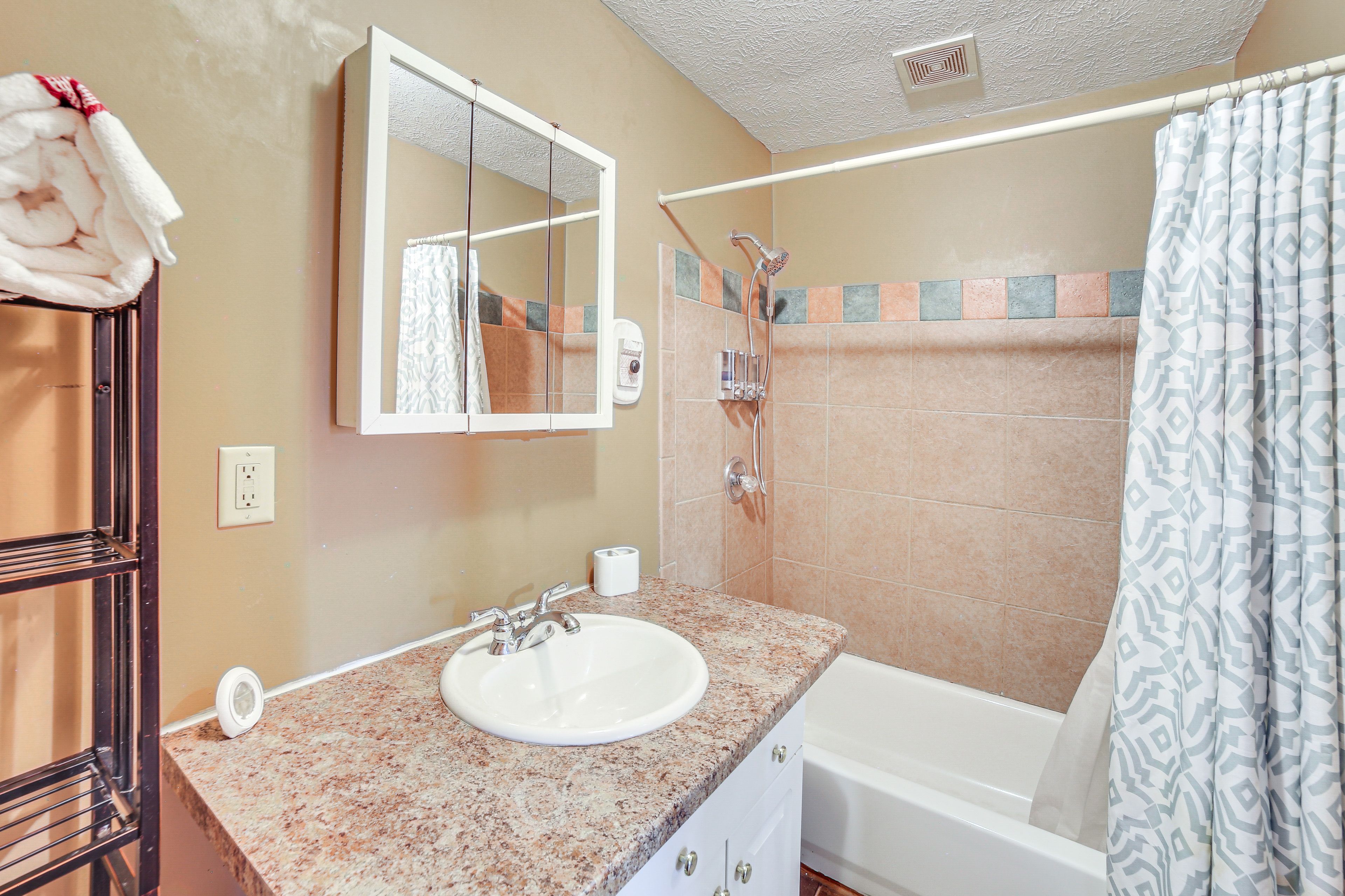 Full Bathroom | Towels Provided | Complimentary Toiletries