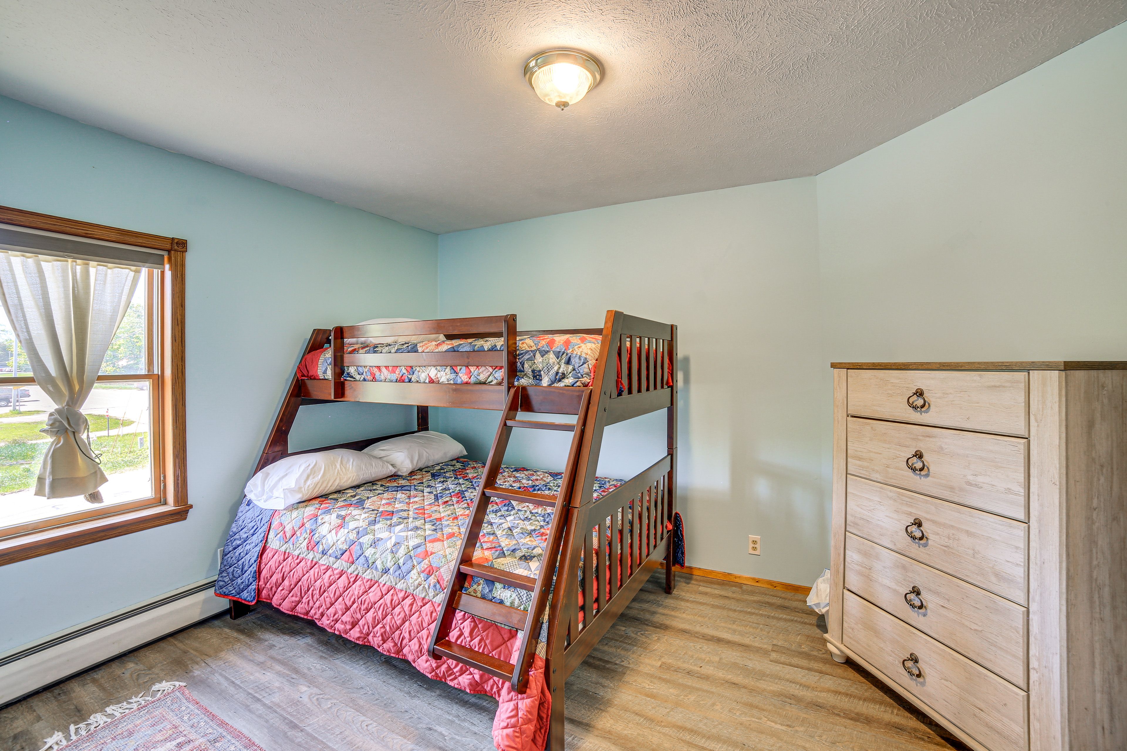 Bedroom 2 | Twin/Full Bunk Bed
