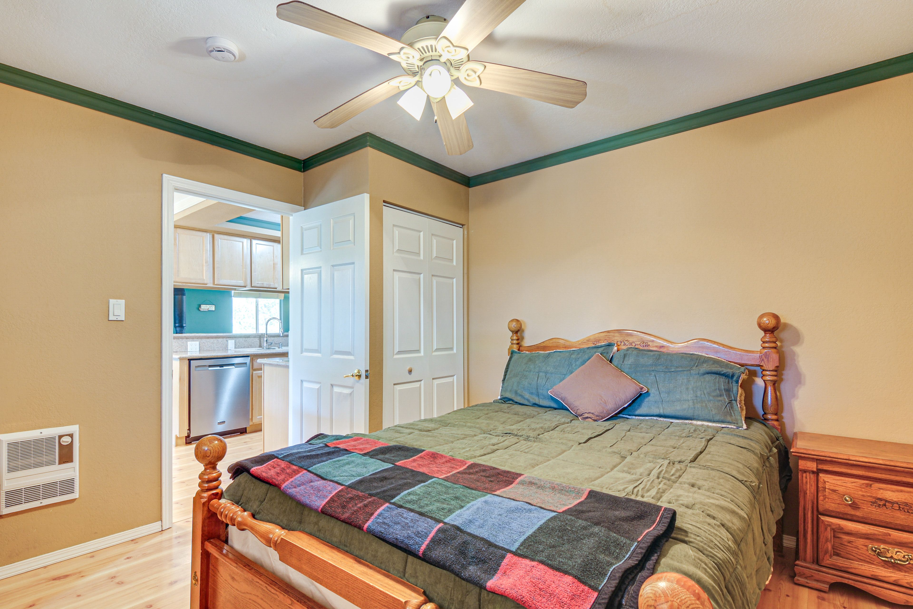 Bedroom 2 | Queen Bed